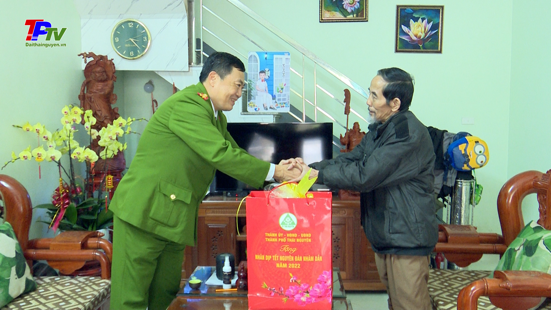 Đoàn đại biểu của Thành phố Thái Nguyên thăm, tặng quà gia đình chính sách, người có công, hộ nghèo tại phường Đồng Bẩm.