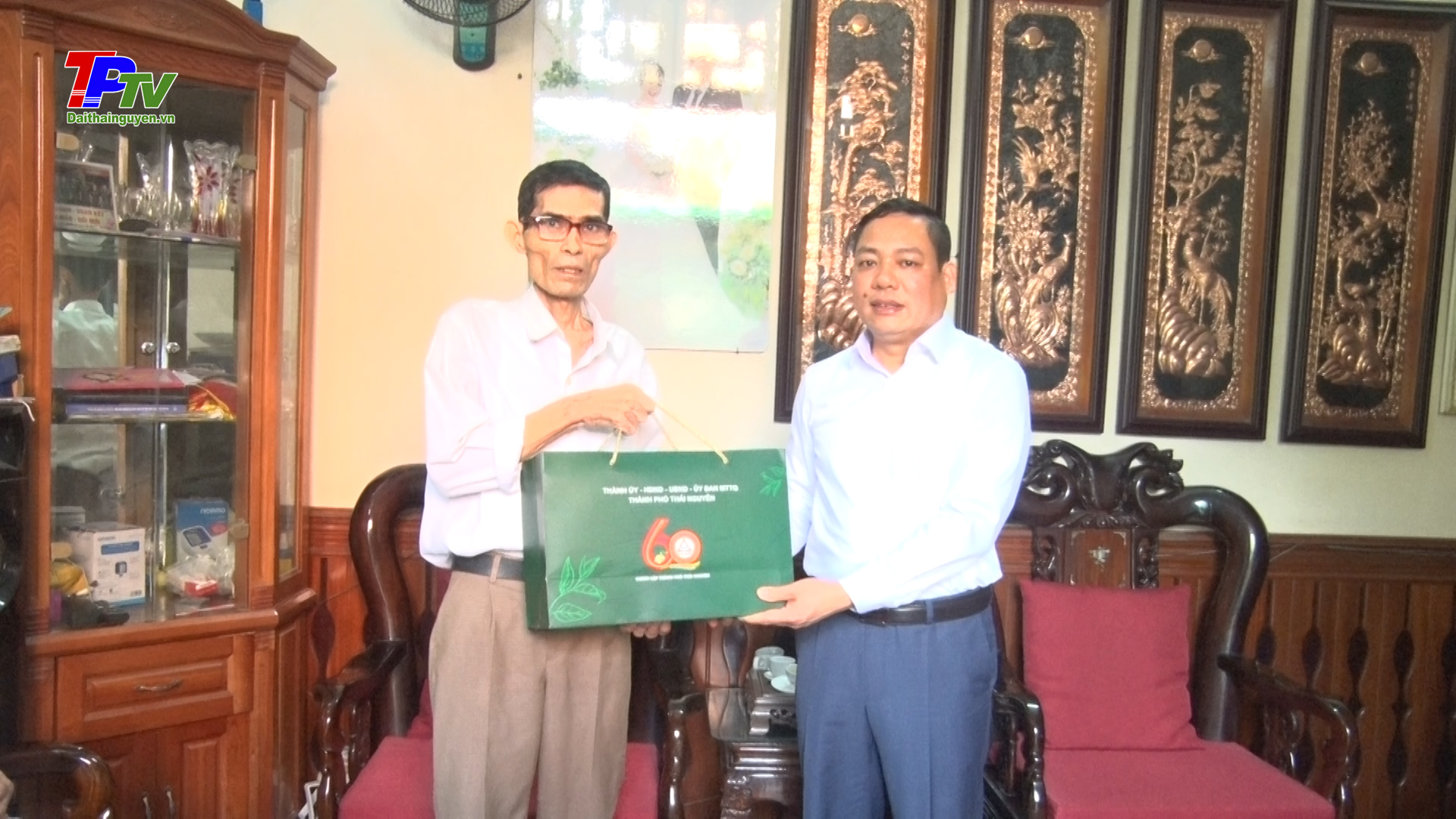 Đồng chí Phó Bí thư Thường trực Thành ủy, Chủ tịch HĐND thành phố tặng quà gia đình chính sách trên địa bàn phường Túc Duyên.