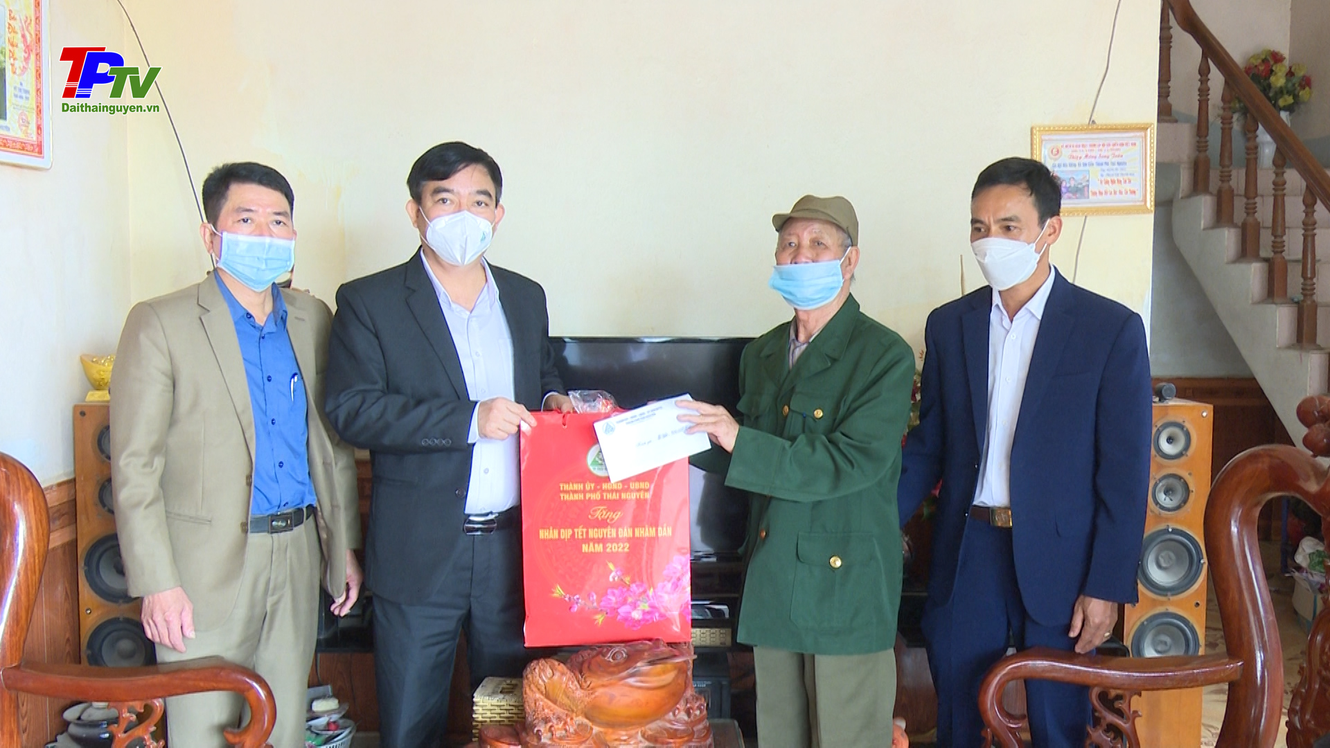 Tặng quà gia đình chính sách, hộ nghèo tại xã Sơn Cẩm.