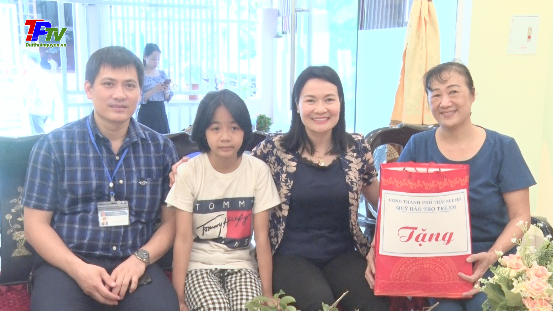 Lãnh đạo thành phố Thái Nguyên thăm và tặng quà các cháu thiếu nhi có hoàn cảnh khó khăn.