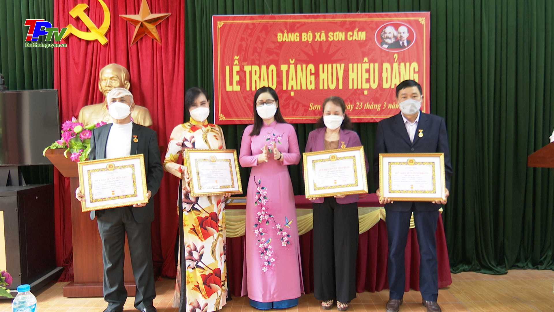 Đảng bộ xã Sơn Cẩm trao huy hiệu Đảng đợt 3/2/2022