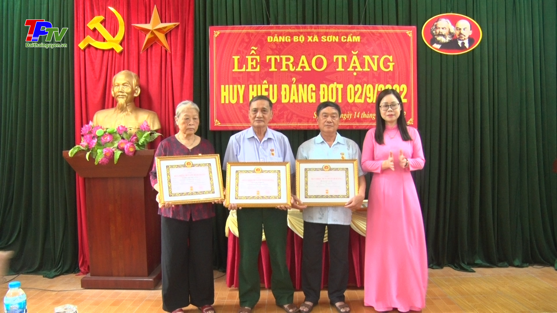 Đảng bộ xã Sơn Cẩm trao Huy hiệu Đảng đợt 2/9/2022.