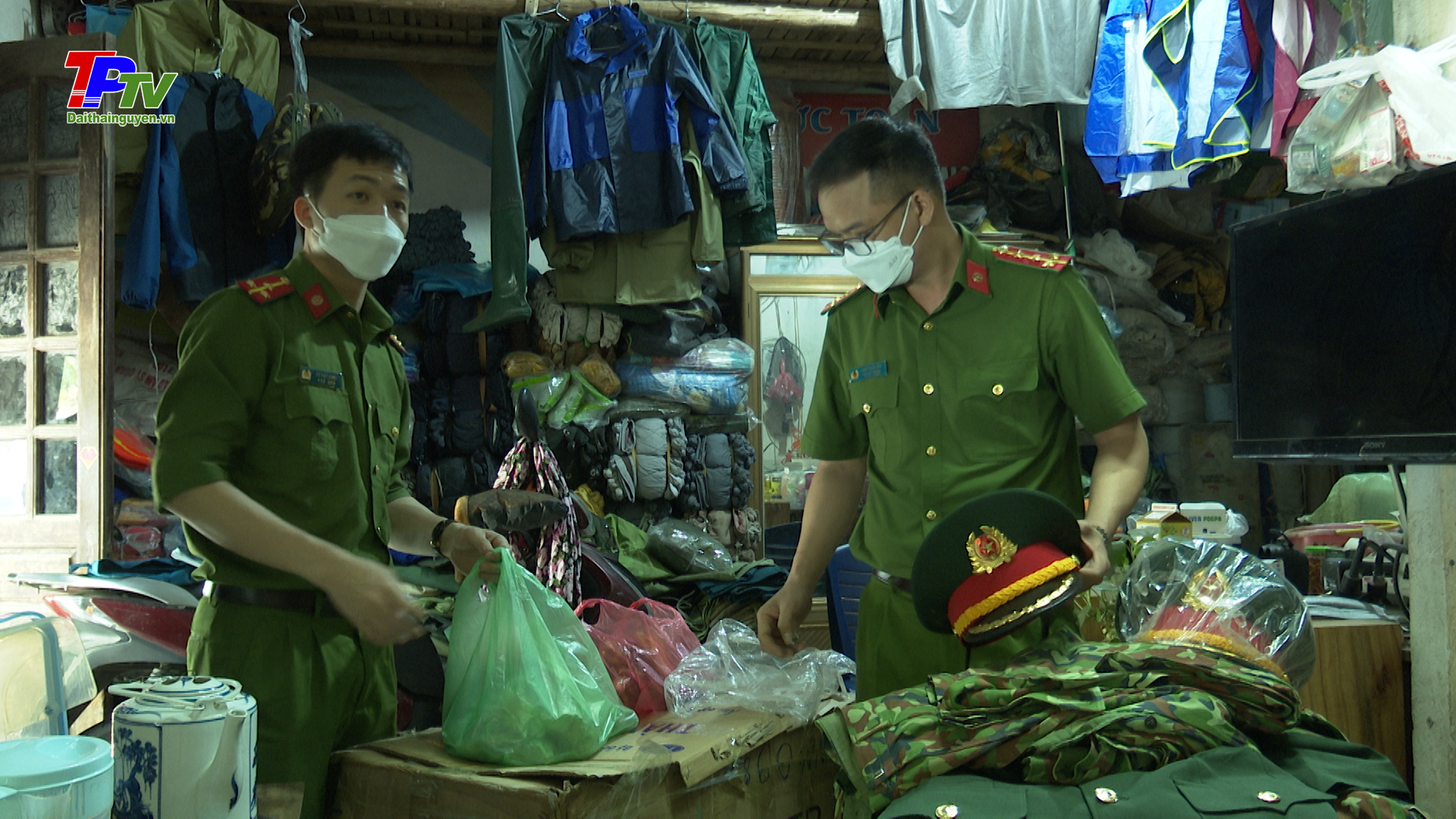 Tạm giữ nhiều mặt hàng quân tư trang chưa rõ nguồn gốc