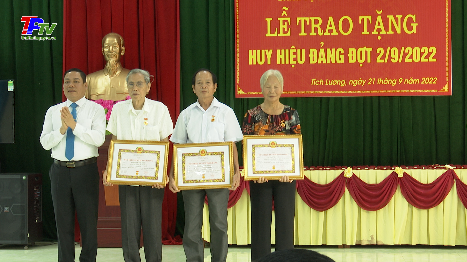 Đồng chí Phó Bí thư thường trực Thành ủy trao tặng Huy hiệu Đảng cho 15 đảng viên phường Tích Lương.