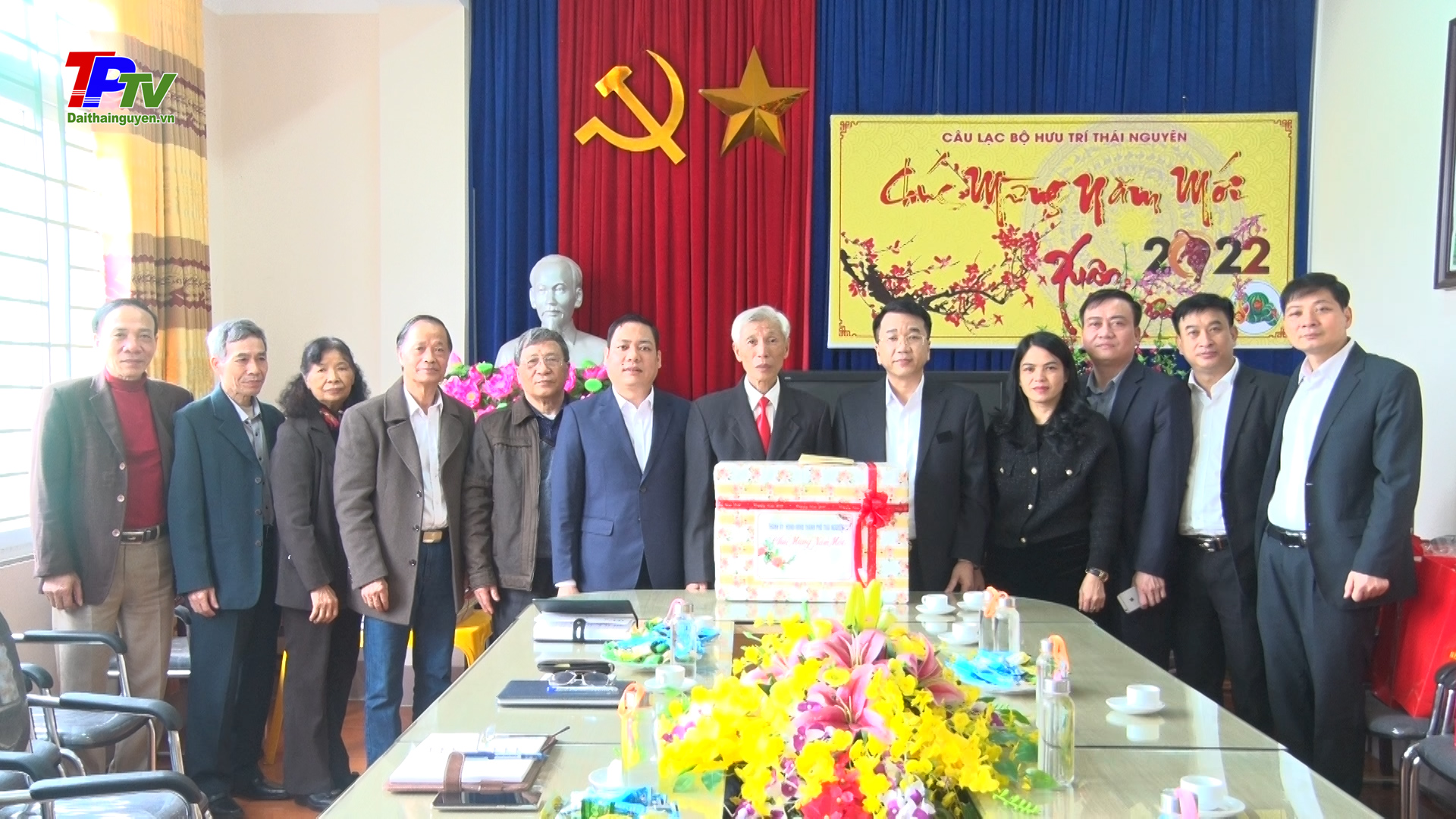 Lãnh đạo thành phố thăm và tặng quà Tết CLB Hưu trí Thái Nguyên