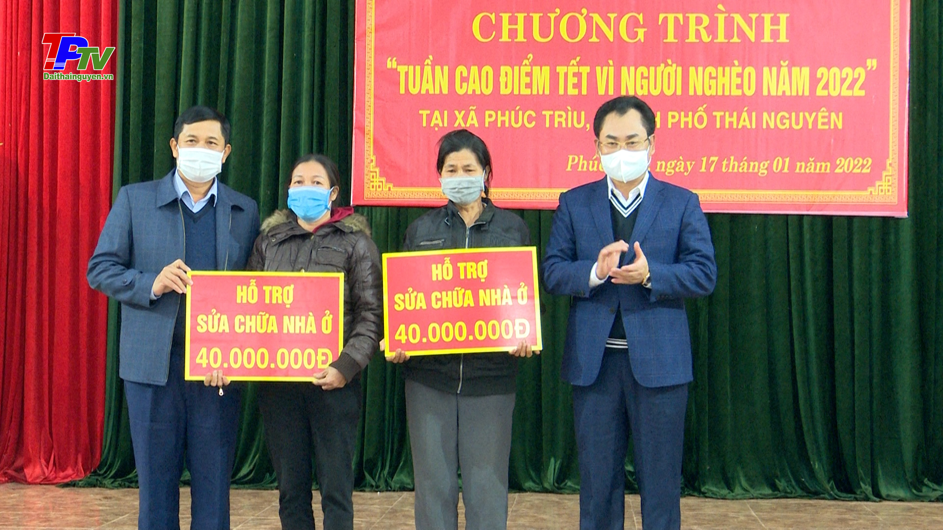 Các đồng chí lãnh đạo Tỉnh và Thành phố tặng quà Tết cho người nghèo tại xã Phúc Trìu