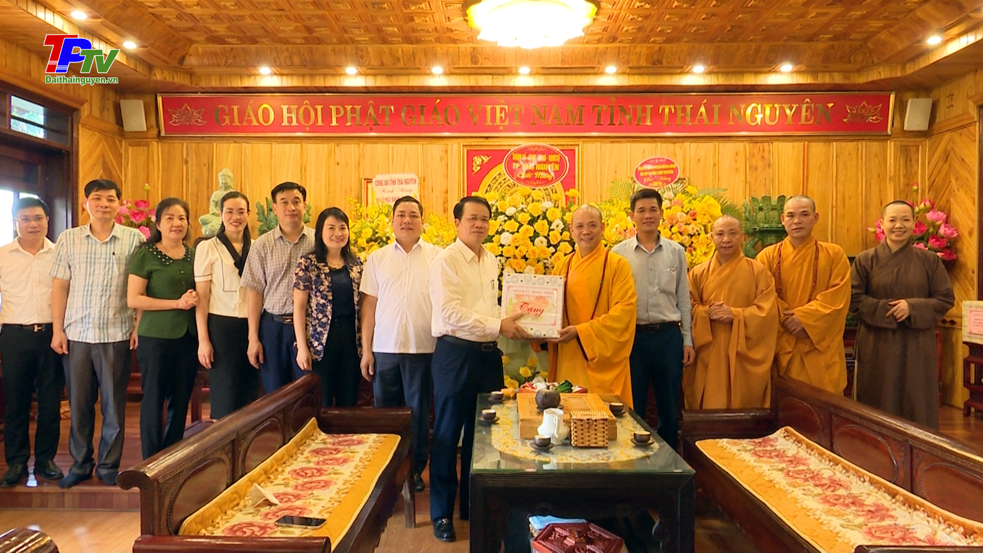 Đồng chí Bí Thư Thành ủy Thái Nguyên thăm, tặng quà các chức sắc, chức việc, nhà tu hành Phật giáo nhân dịp Lễ Phật đản