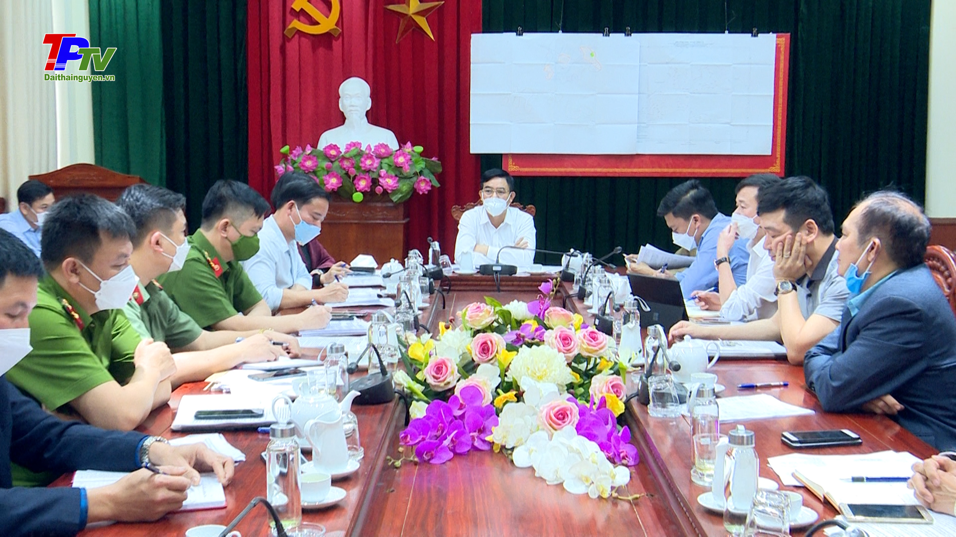 Họp bàn phương án đảm bảo an ninh trật tự thu dọn cây cối, tài sản trên một số thửa đất tại xã Phúc Xuân.