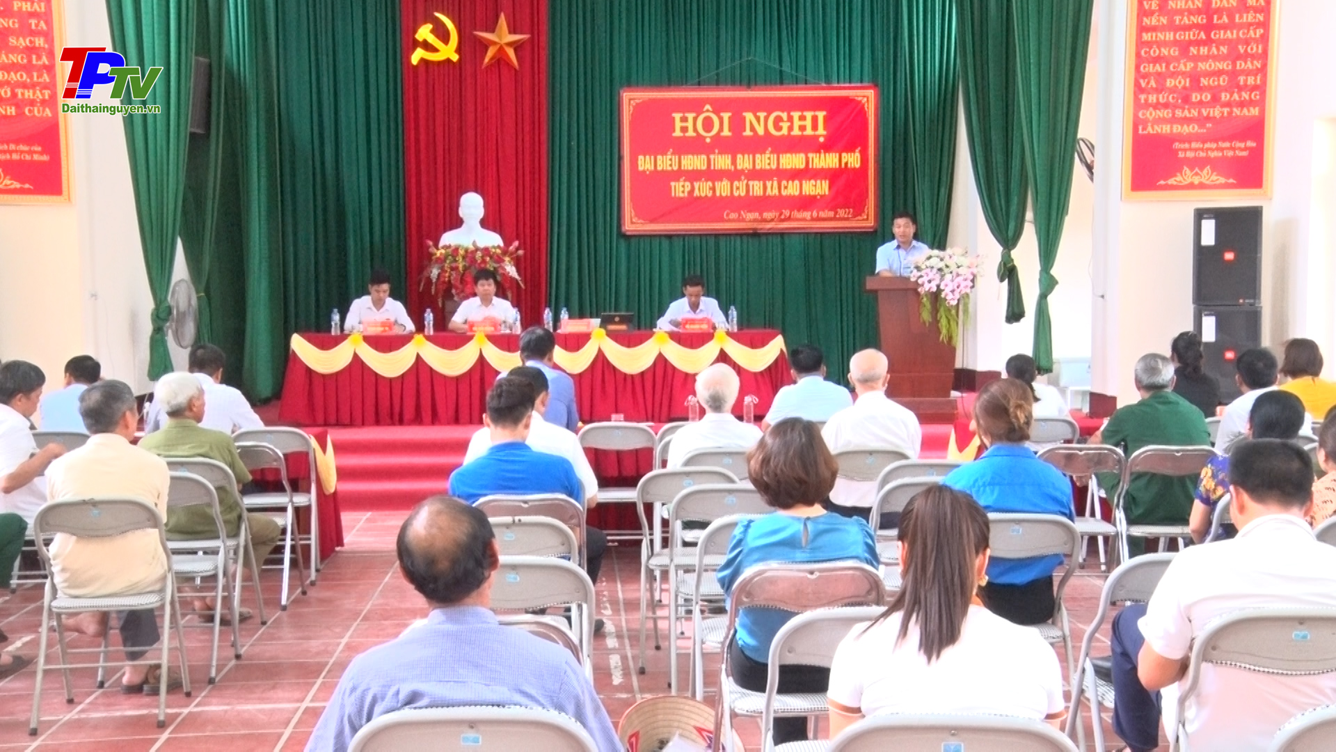 Đại biểu HĐND tỉnh và thành phố tiếp xúc với cử tri xã Cao Ngạn.