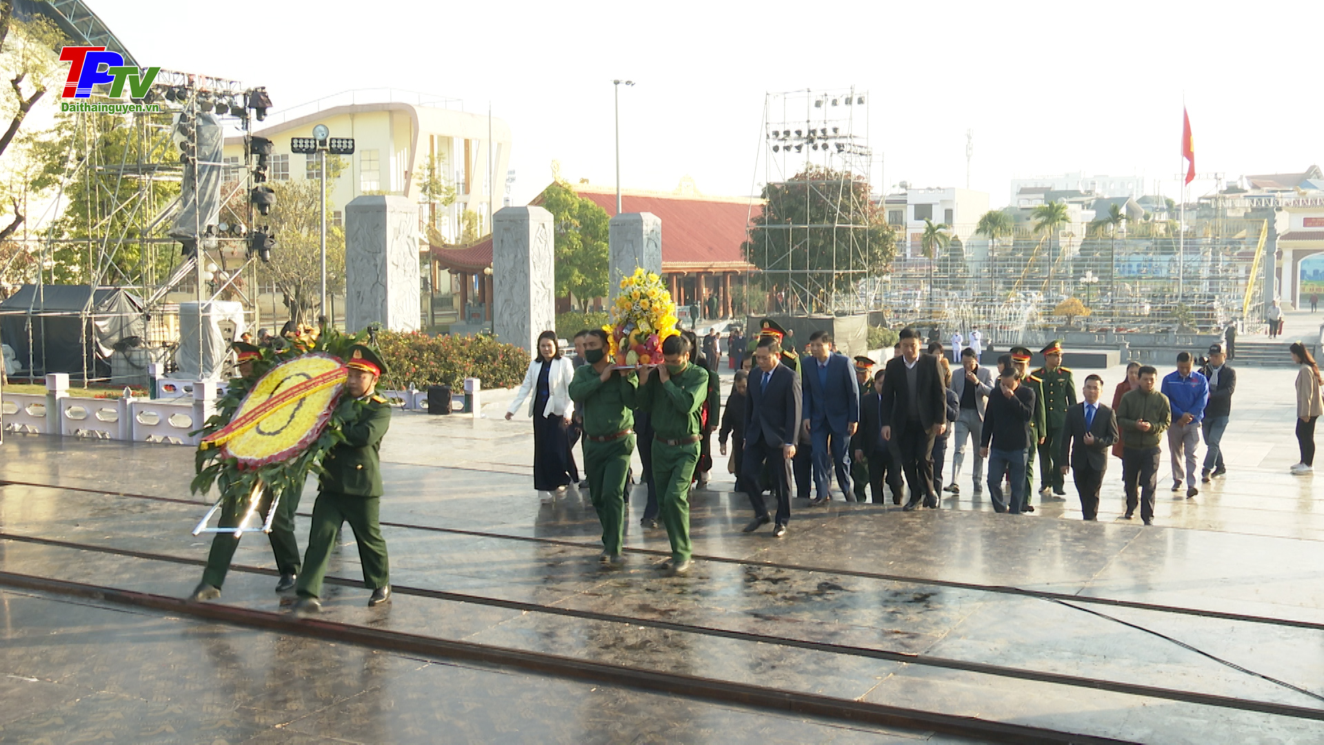Đoàn đại biểu thành phố Thái Nguyên dâng hương tưởng niệm các Anh hùng liệt sỹ TNXP Đại đội 915.
