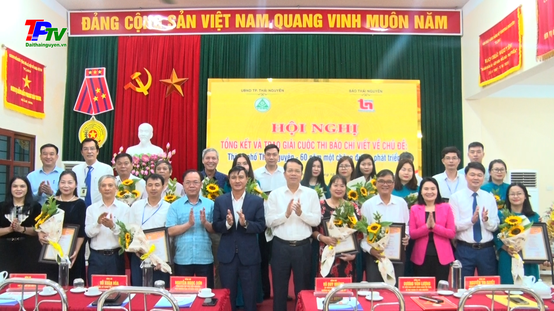 Trao giải Cuộc thi viết về 