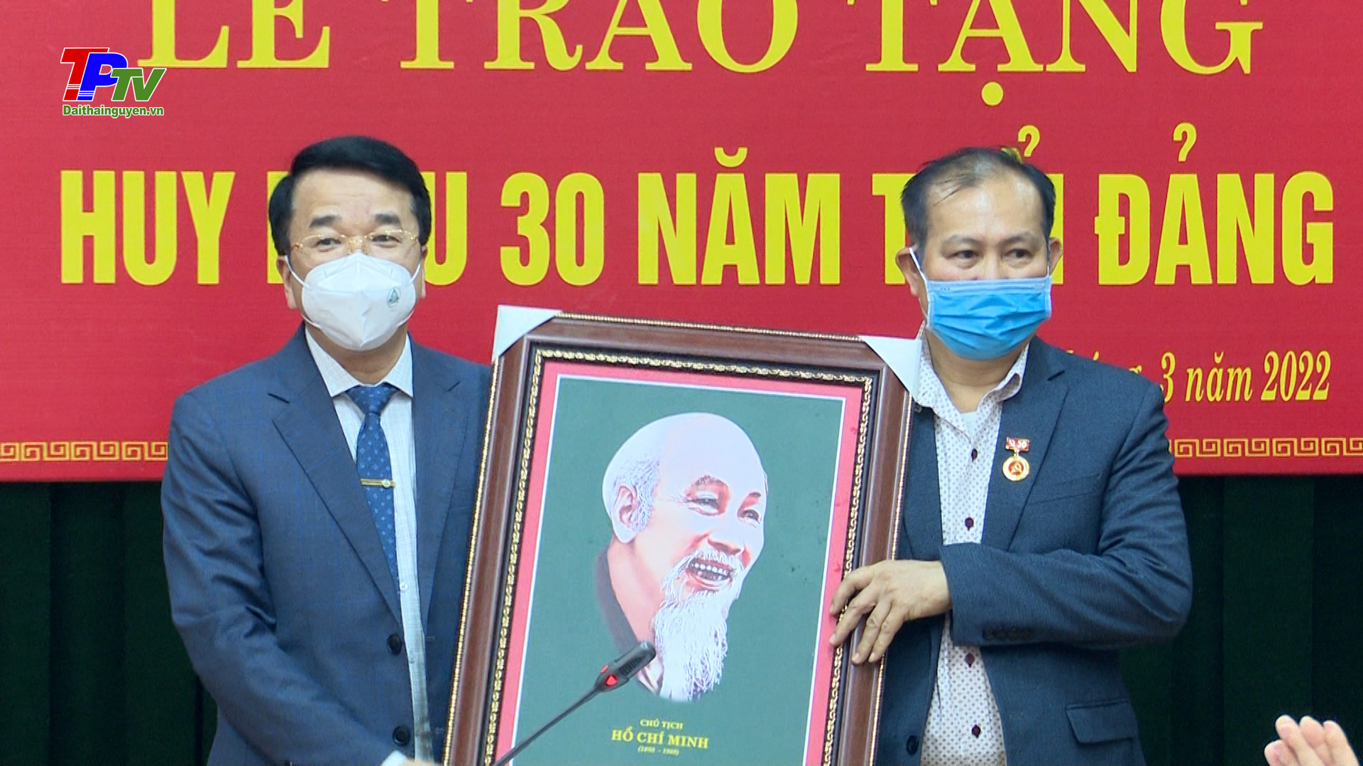 Đảng bộ Cơ quan khối Chính quyền thành phố Thái Nguyên trao tặng Huy hiệu Đảng