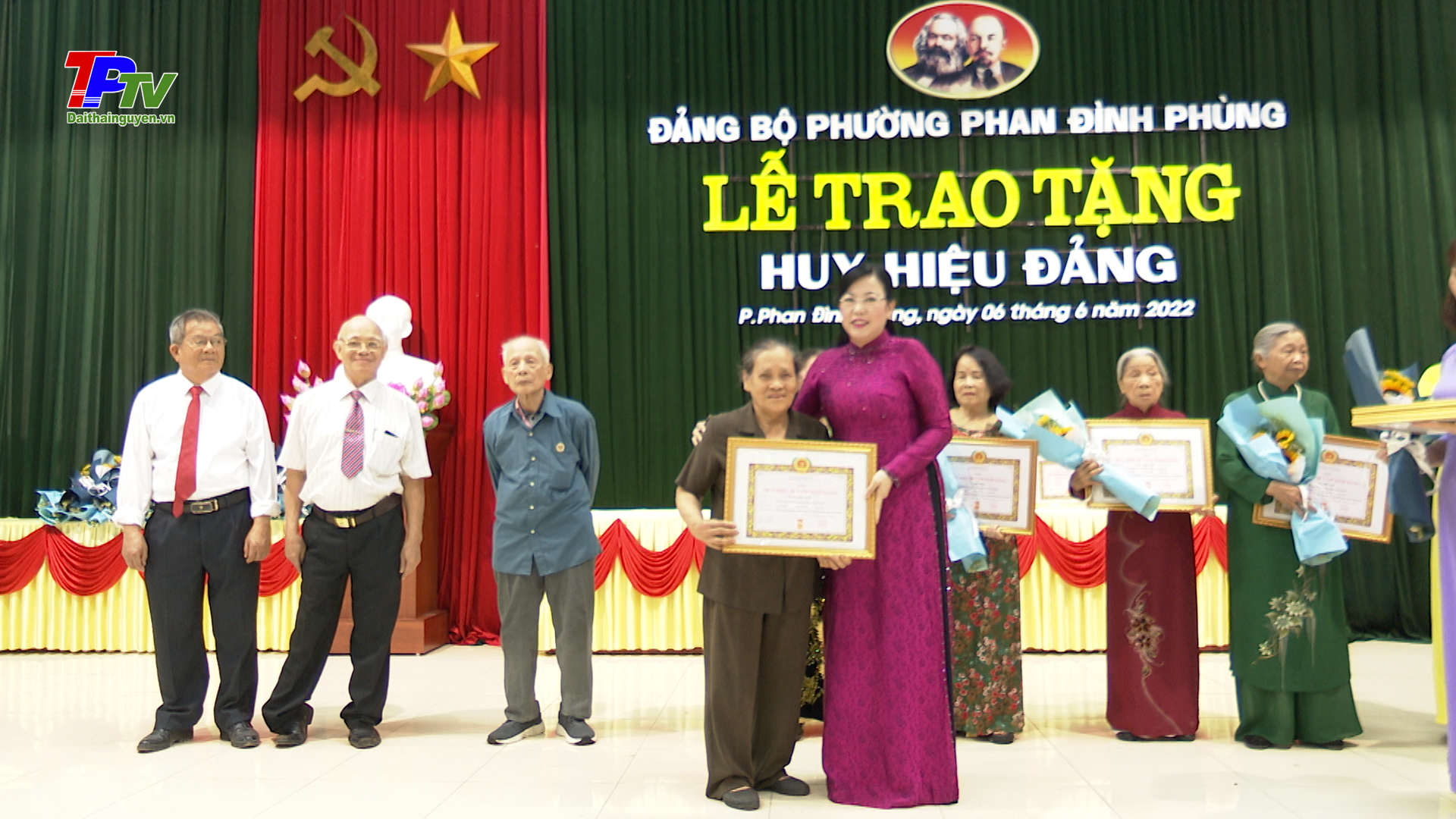 Đồng chí Bí thư Tỉnh ủy dự và trao Huy hiệu Đảng đợt 19/5 tại Đảng bộ phường Phan Đình Phùng.