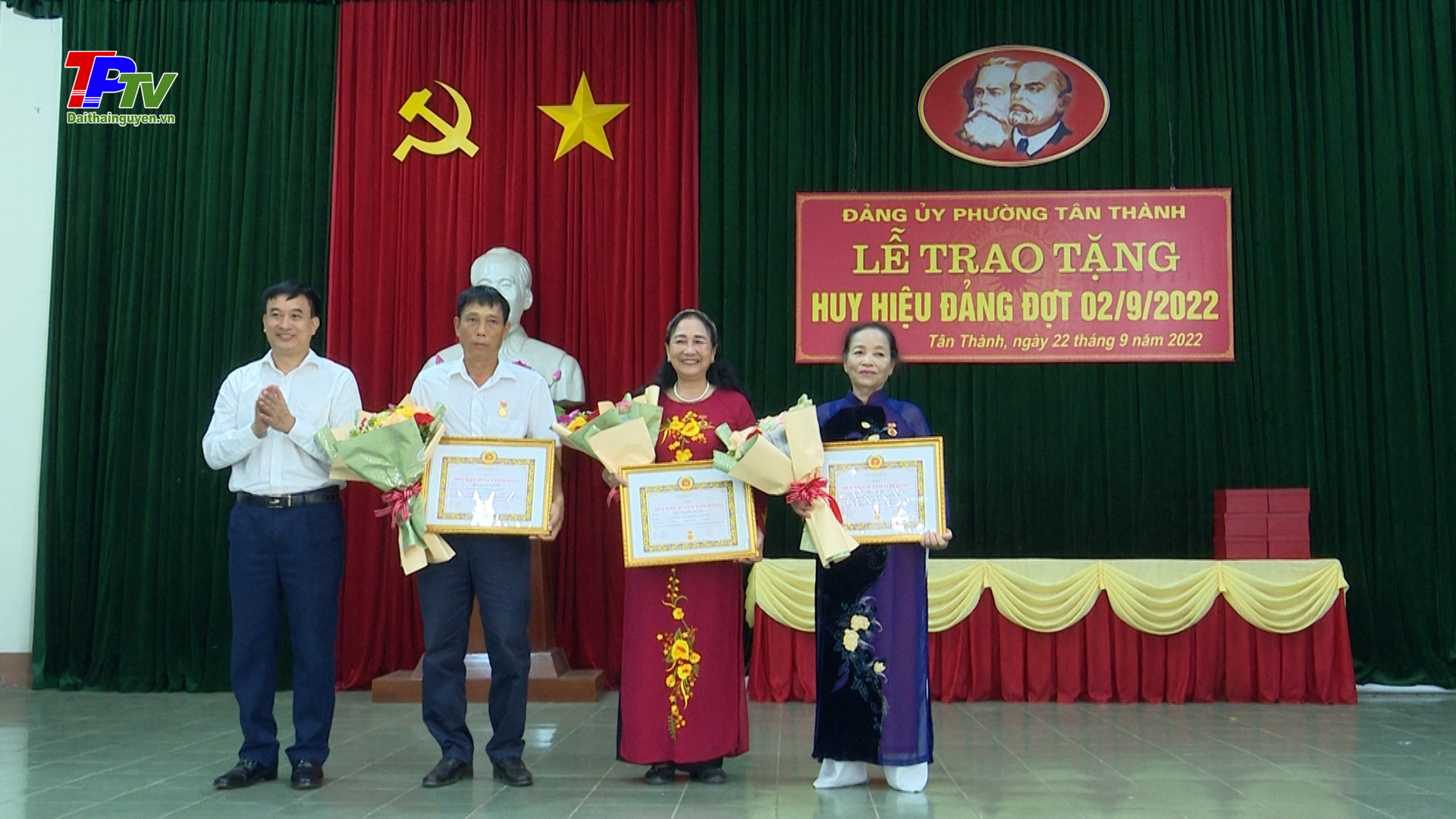 Đảng bộ phường Tân Thành trao Huy hiệu Đảng đợt mùng 2/9.