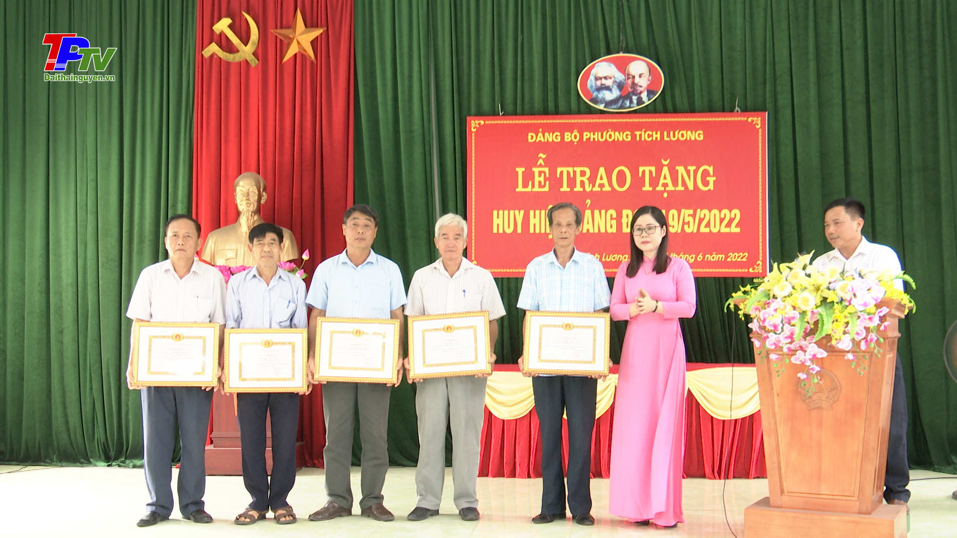 Đảng bộ phường Tích Lương tổ chức trao tặng Huy hiệu Đảng đợt 19/5.