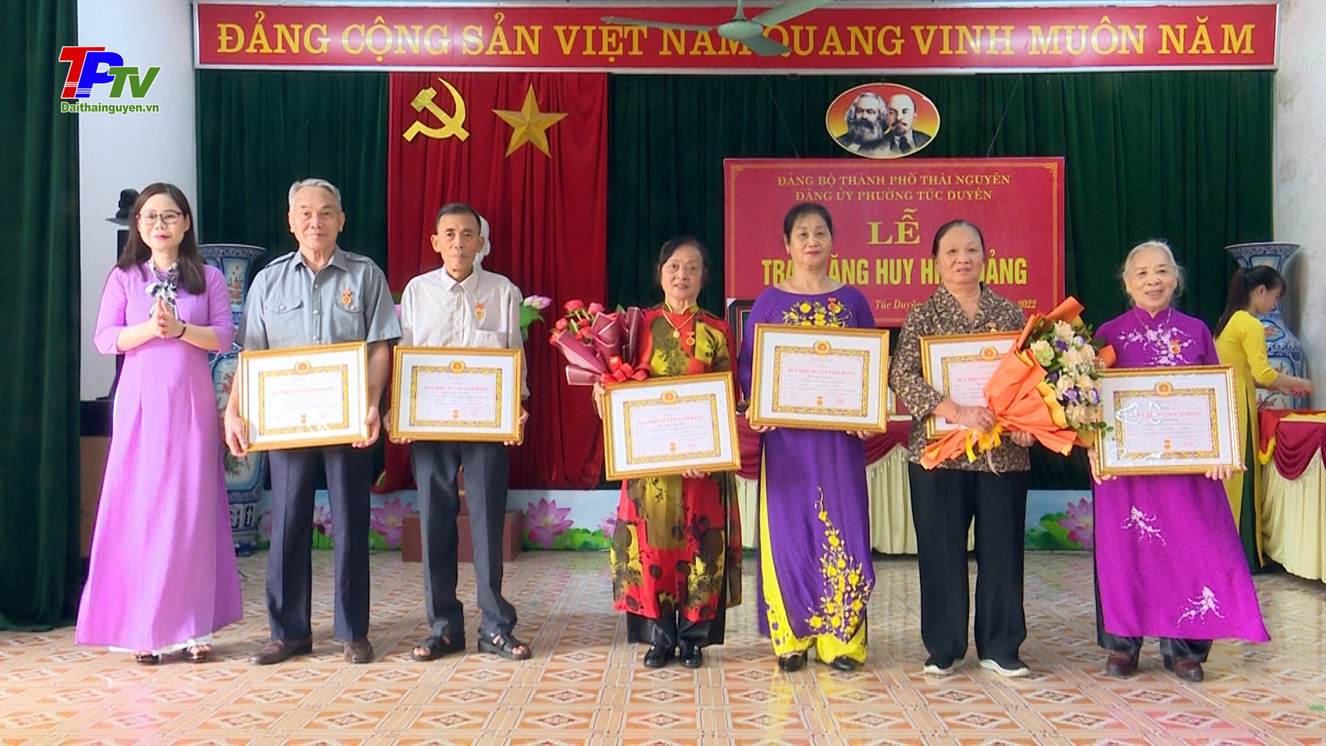 Đảng bộ phường Túc Duyên: Trao tặng Huy hiệu Đảng cho 14 đảng viên đợt 2/9/2022.