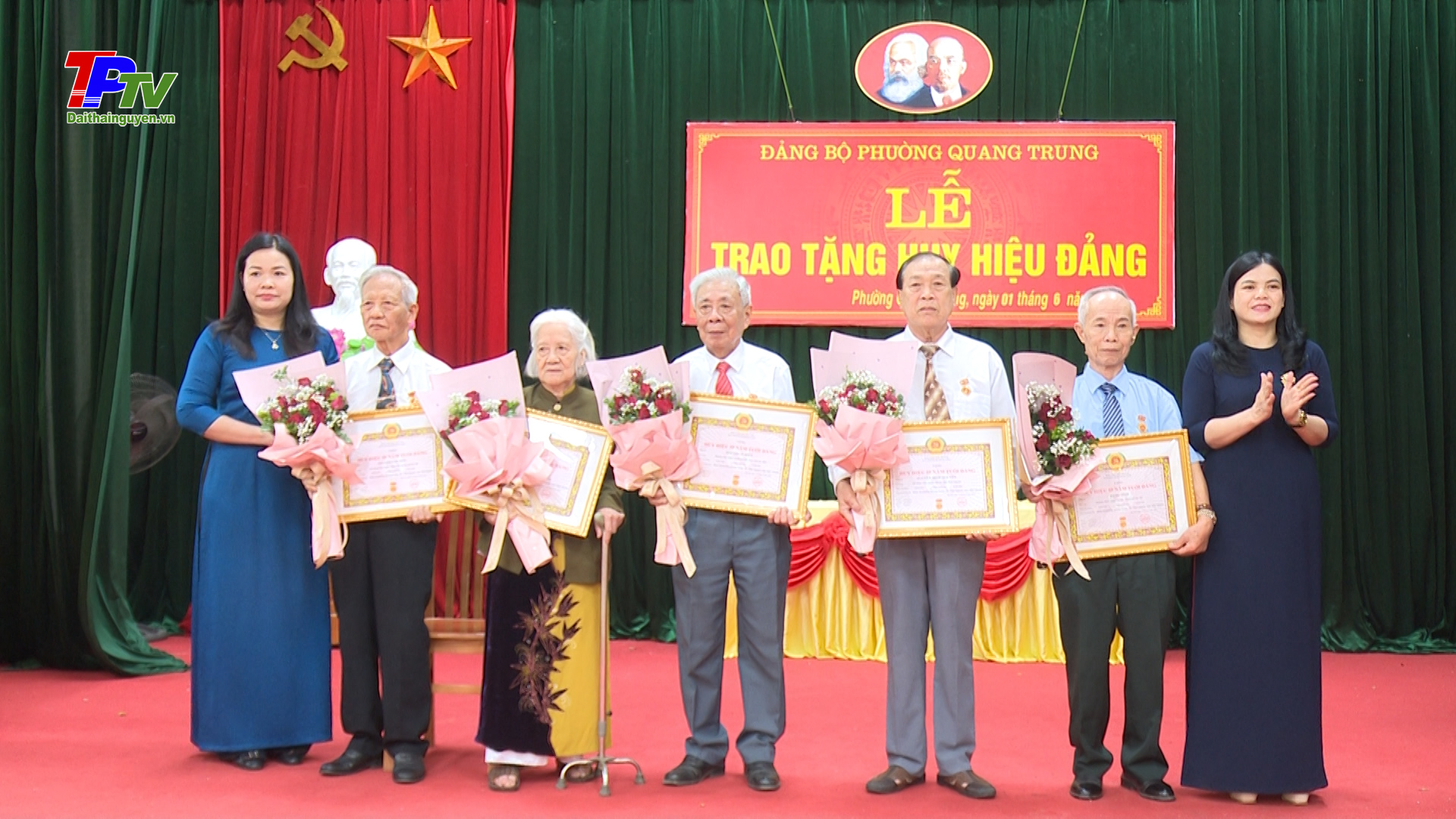 Đảng bộ phường Quang Trung trao Huy hiệu Đảng đợt 19/05/2022.