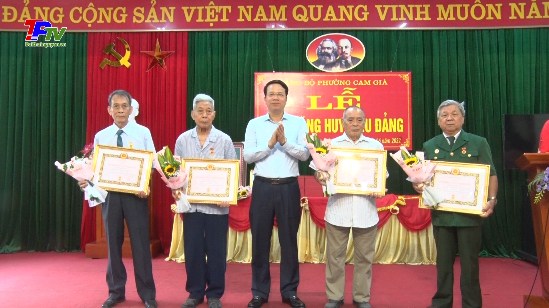 Đảng ủy phường Cam Giá trao Huy hiệu Đảng đợt 19/5/2022 cho 14 đảng viên.