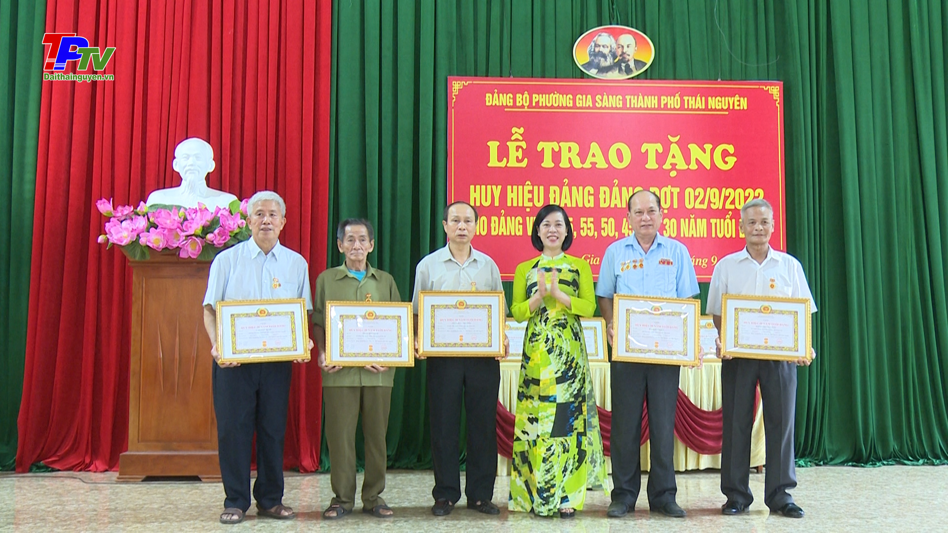 Đảng bộ phường Gia Sàng trao Huy hiệu Đảng 2/9/2022.