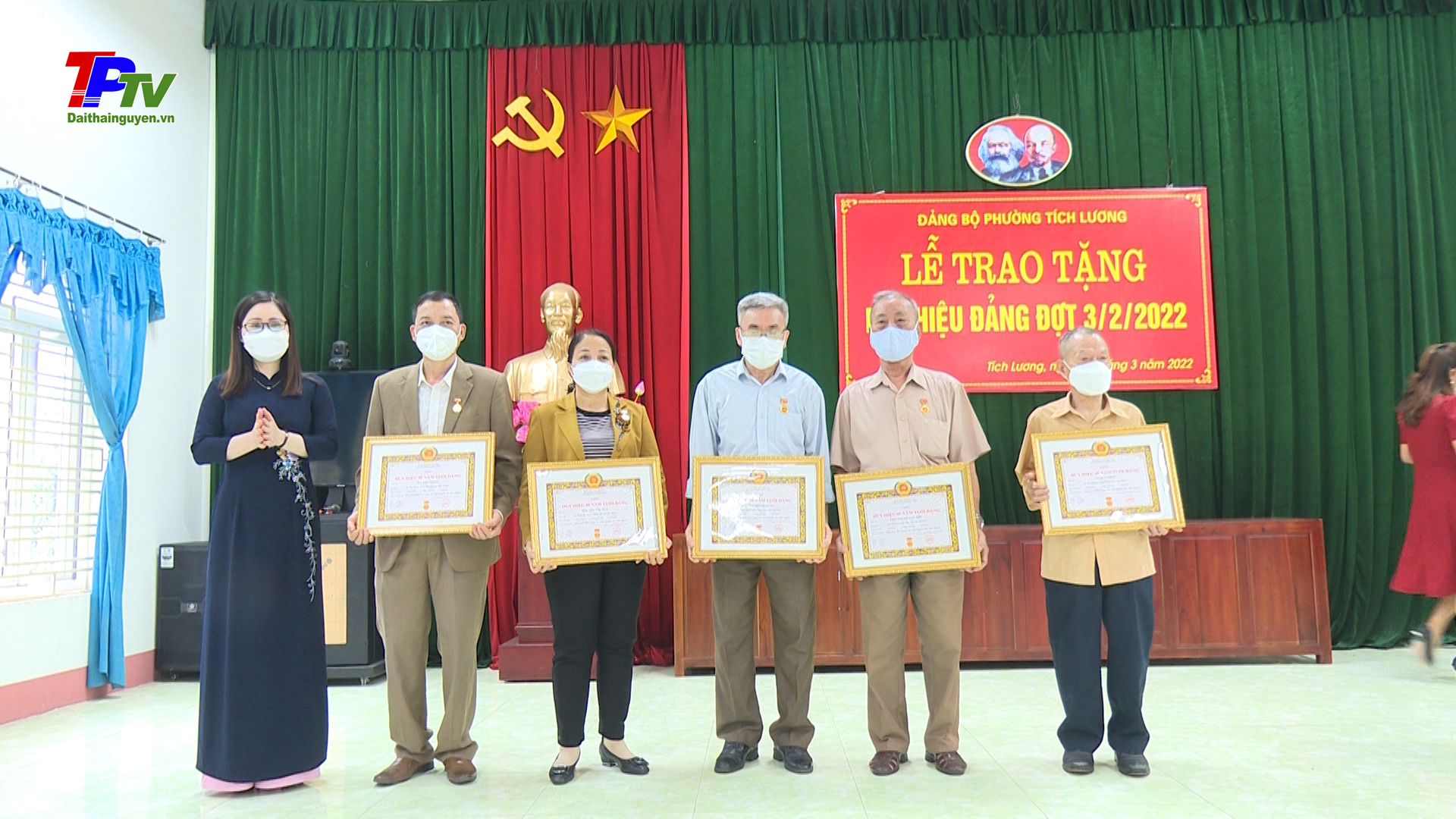 Đảng bộ phường Tích Lương trao Huy hiệu Đảng đợt 3/2/2022.