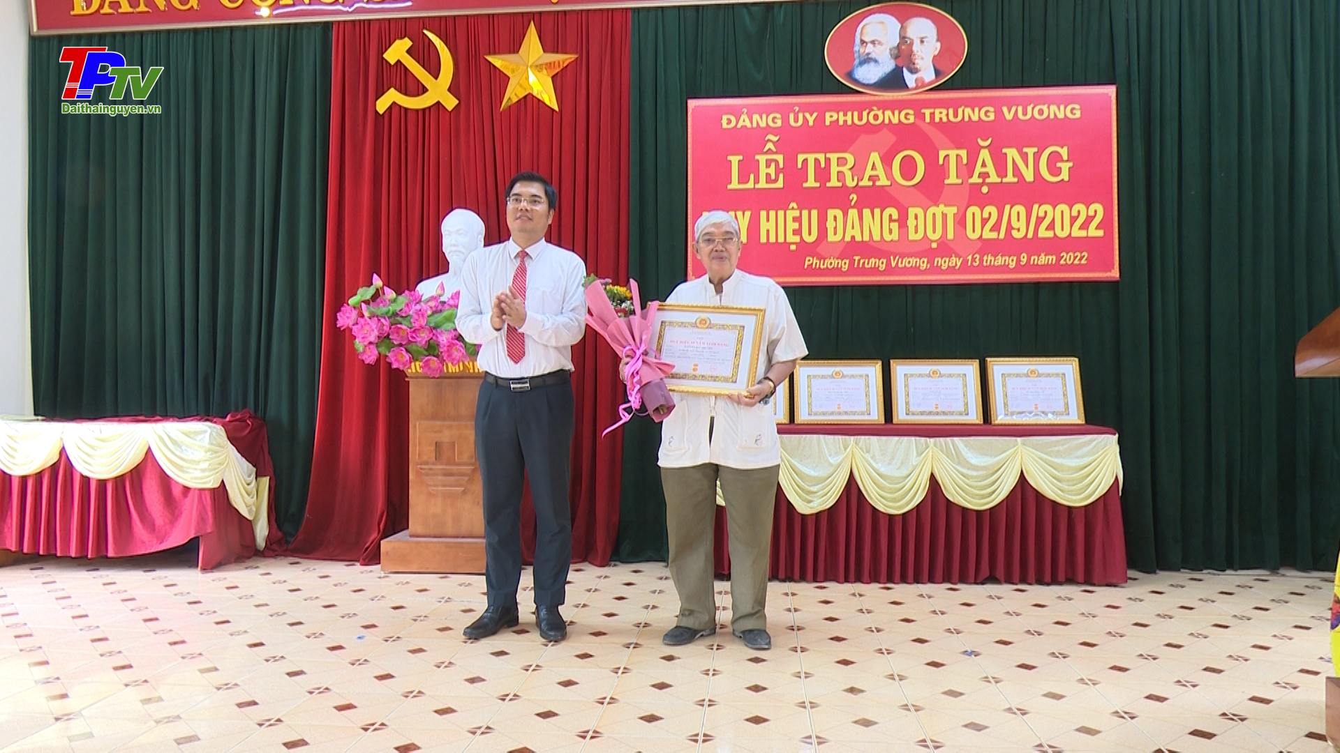 Đảng ủy phường Trưng Vương tổ chức trao tặng Huy hiệu Đảng đợt 2/9.