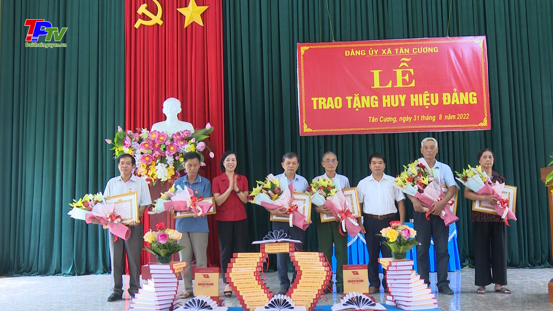 4 đảng viên Đảng bộ xã Tân Cương được trao Huy hiệu Đảng đợt 2/9/2022.