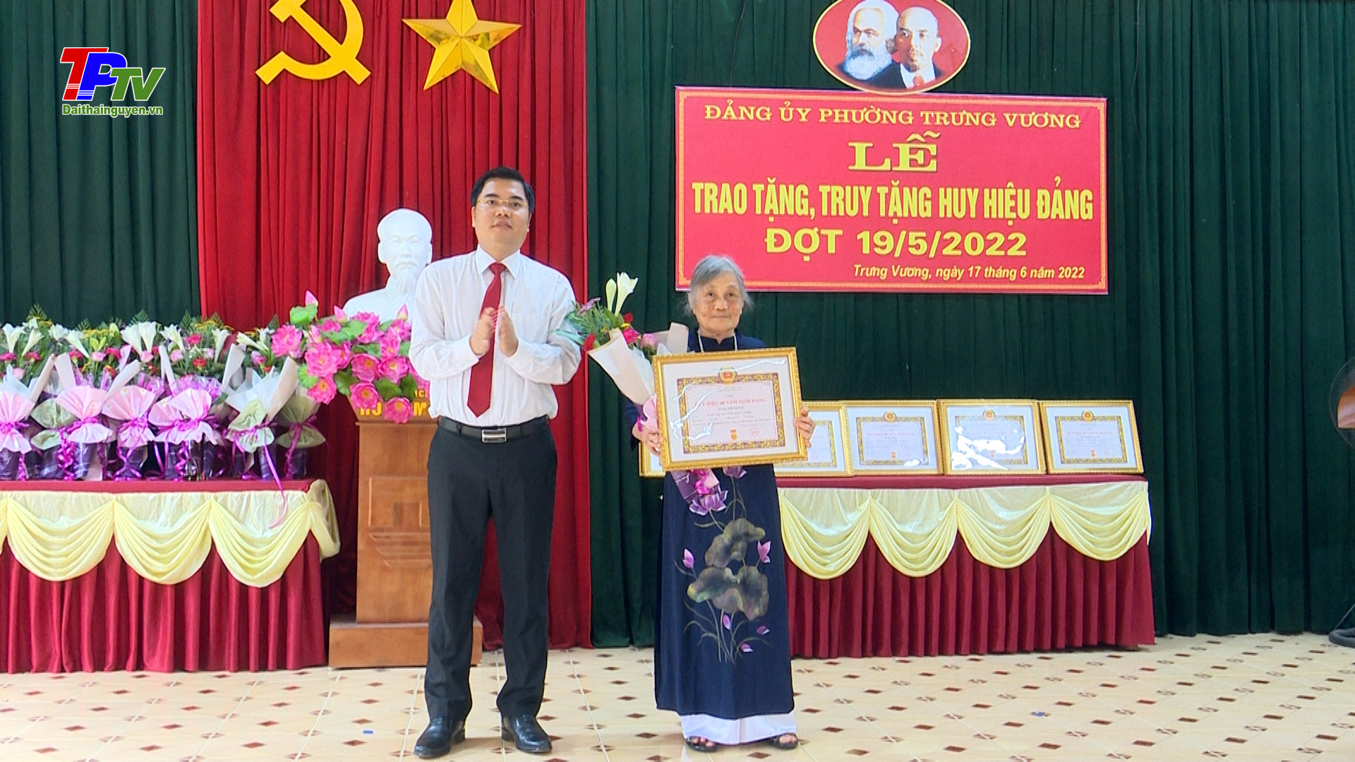 Đảng bộ phường Trưng Vương trao tặng, truy tặng Huy hiệu Đảng đợt 19/05/2022.