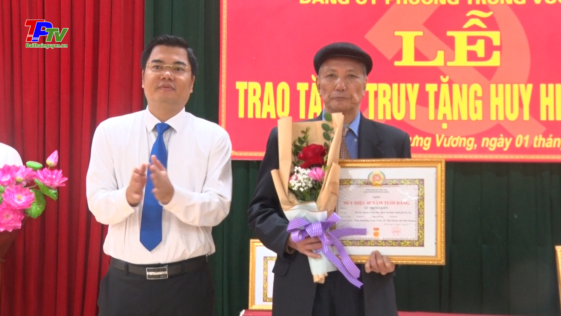 11 Đảng viên được trao tặng, truy tặng huy hiệu đảng đợt 7/11/2022.