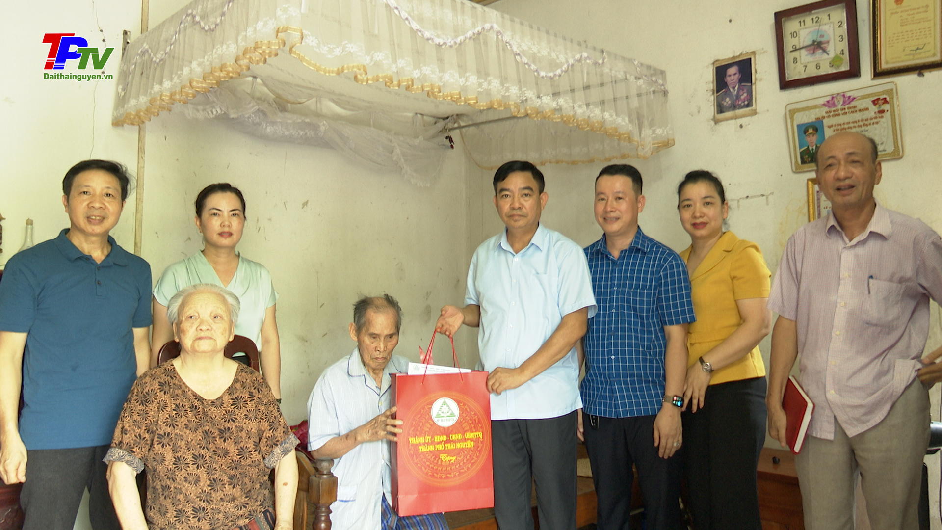 Đồng chí Phó Chủ tịch thành phố Thái Nguyên thăm, tặng quà 3 gia đình chính sách.