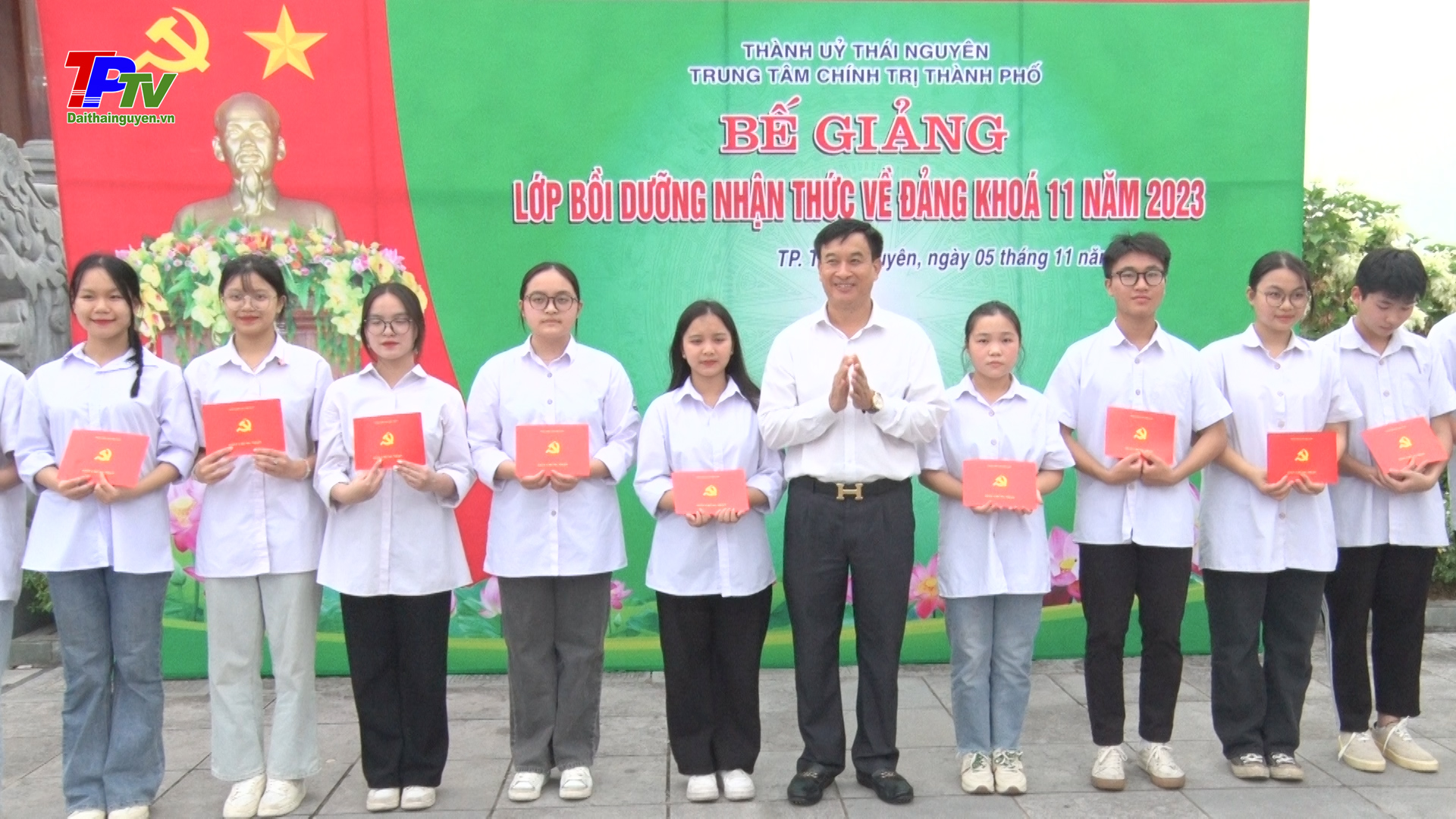 107 học sinh, sinh viên hoàn thành chương trình bồi dưỡng nhận thức Đảng.