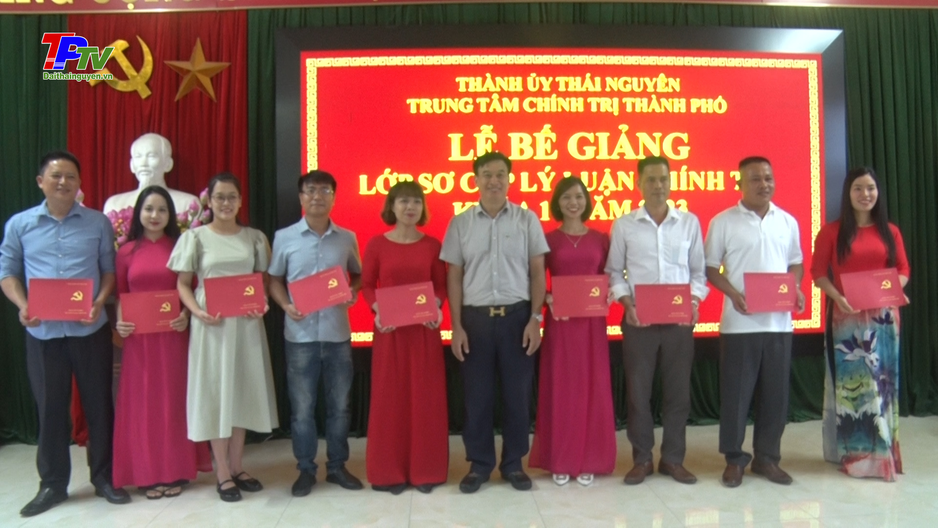 Bế giảng lớp sơ cấp lý luận chính trị khóa 17 năm 2023.