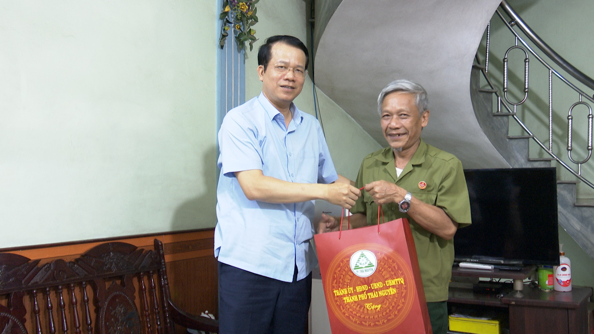 Đồng chí Bí thư Thành ủy Thái Nguyên thăm hỏi, tặng quà các đối tượng chính sách, người có công tại xã Sơn Cẩm