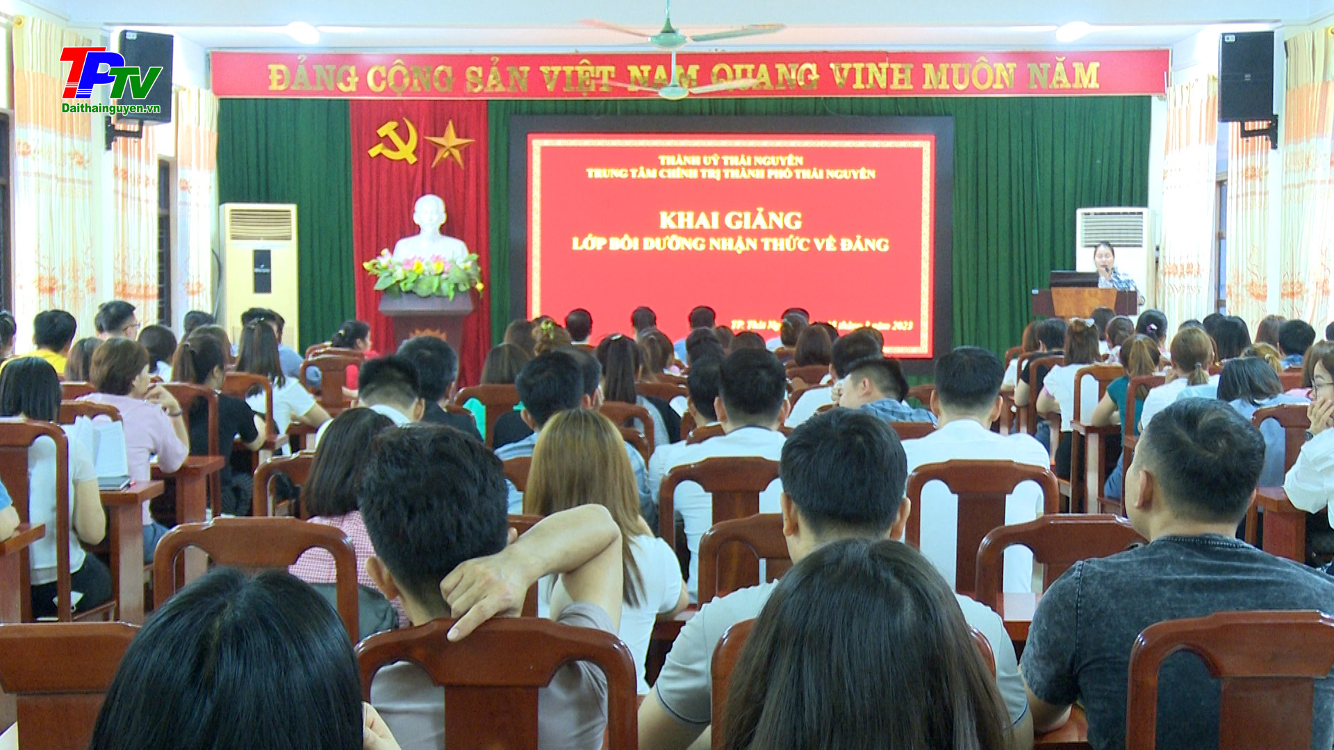 Bồi dưỡng nhận thức về Đảng cho gần 100 công nhân, người lao động Công ty CP Đầu tư và Thương mại TNG