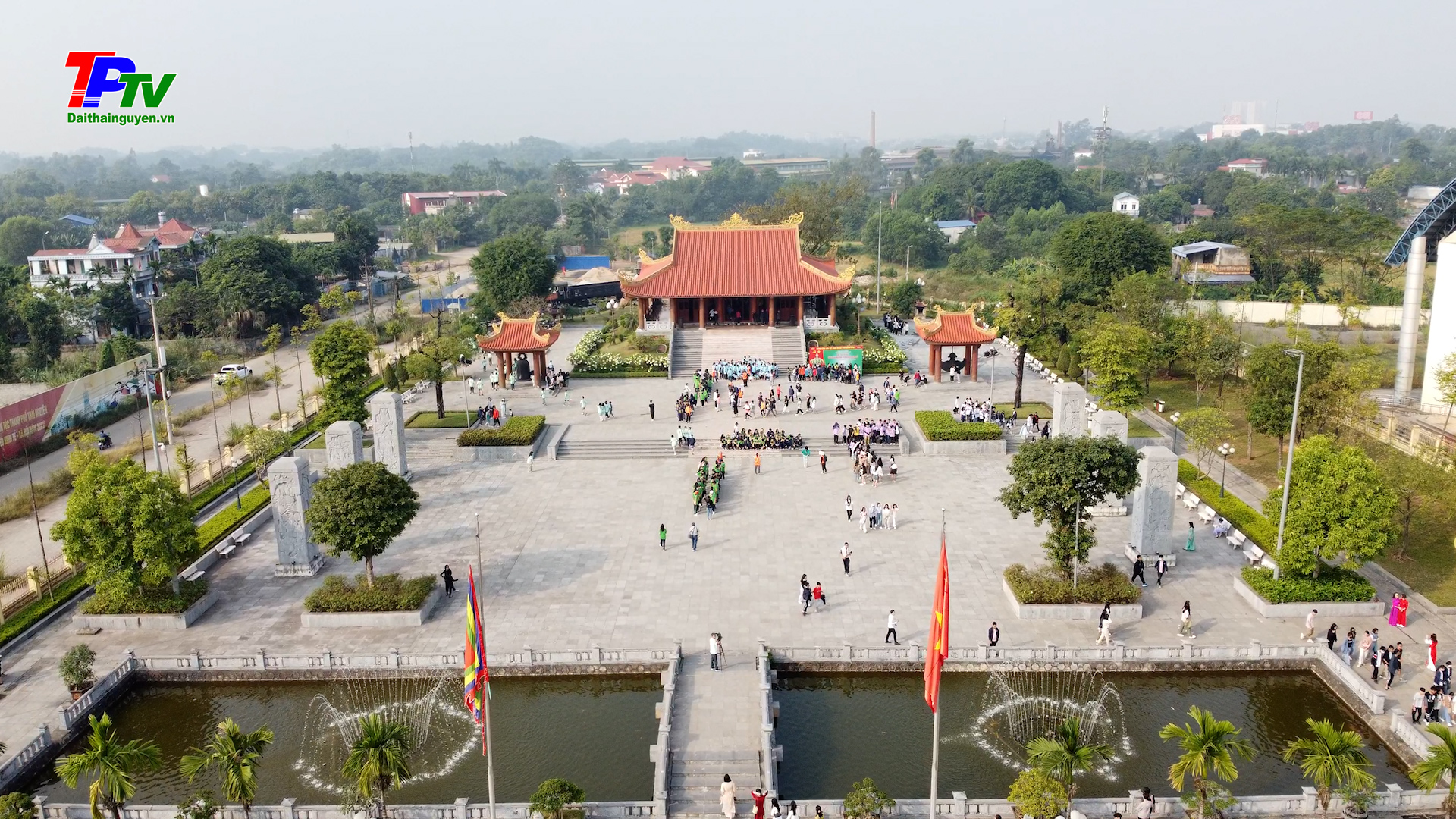 Hơn 200 đoàn đại biểu với trên 20 nghìn lượt người dâng hương tưởng niệm 60 liệt sĩ TNXP Đại đội 915.