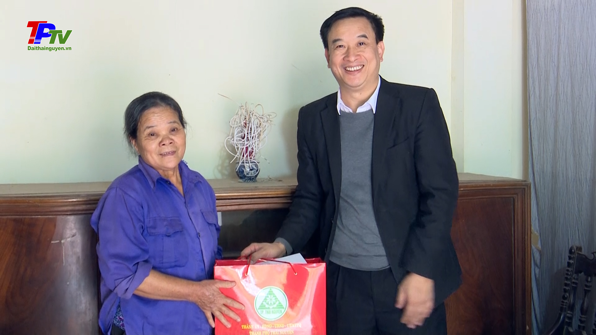 Đoàn đại biểu thành phố Thái Nguyên tặng quà gia đình chính sách, người có công, hộ nghèo tại xã Đồng Liên.