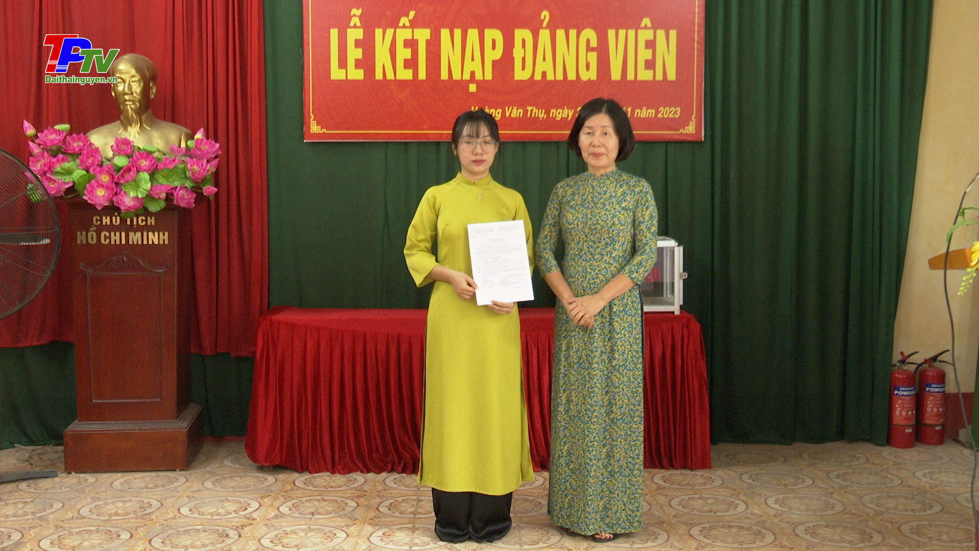 Chi bộ Tổ dân phố 12, phường Hoàng Văn Thụ kết nạp đảng  viên.