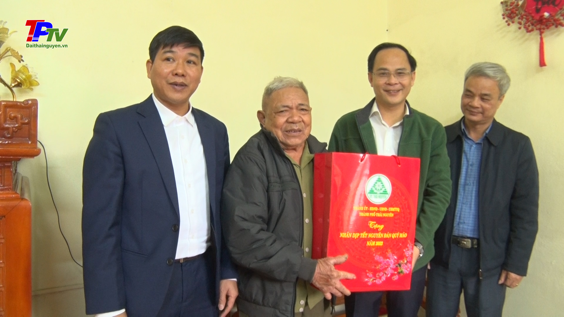 Đồng chí Chủ tịch UBND thành phố Thái Nguyên thăm và tặng quà các đối tượng dịp Tết Nguyên Đán Quý Mão 2023.