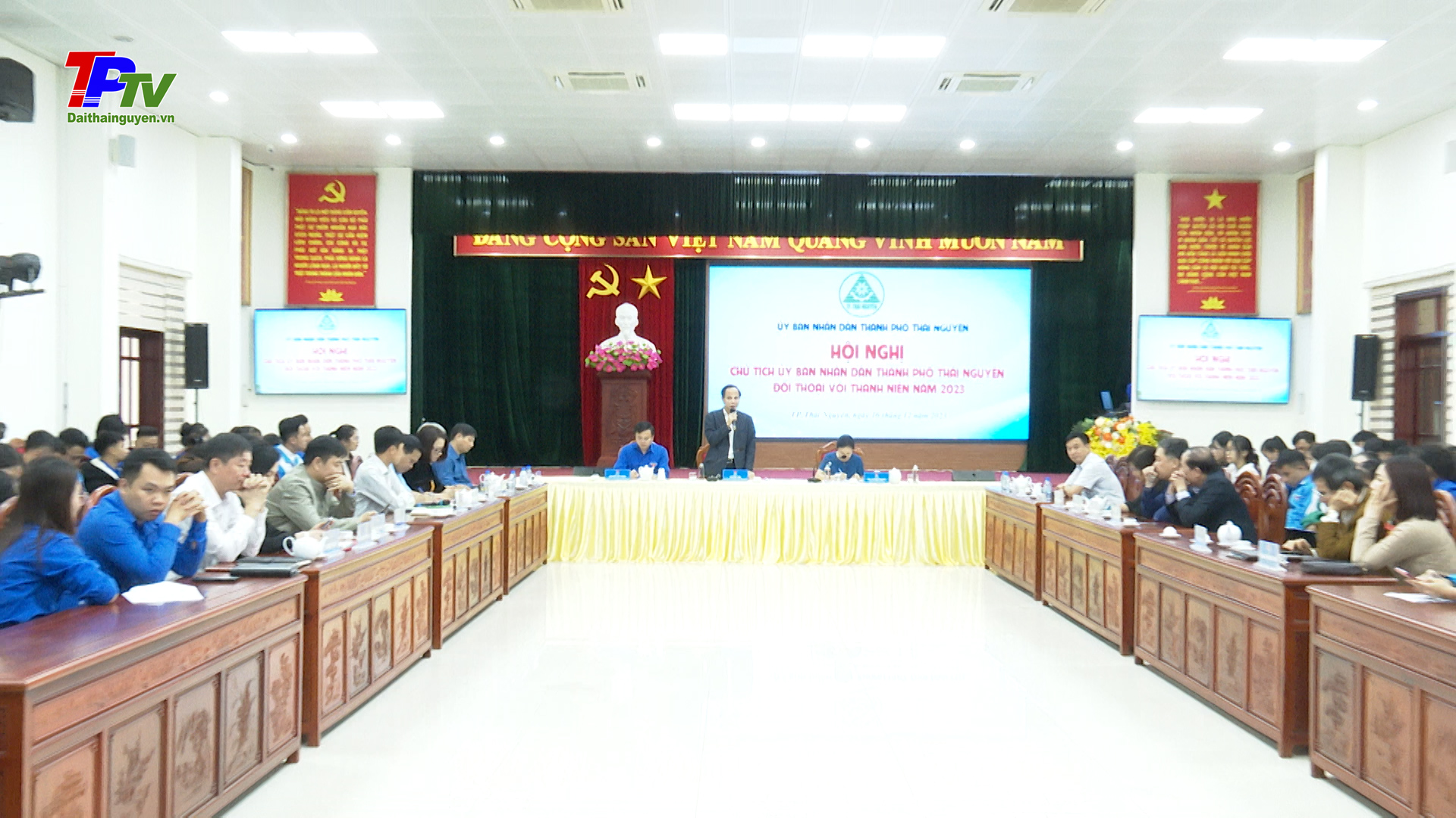 Chủ tịch UBND thành phố Thái Nguyên đối thoại với gần 200 thanh niên.