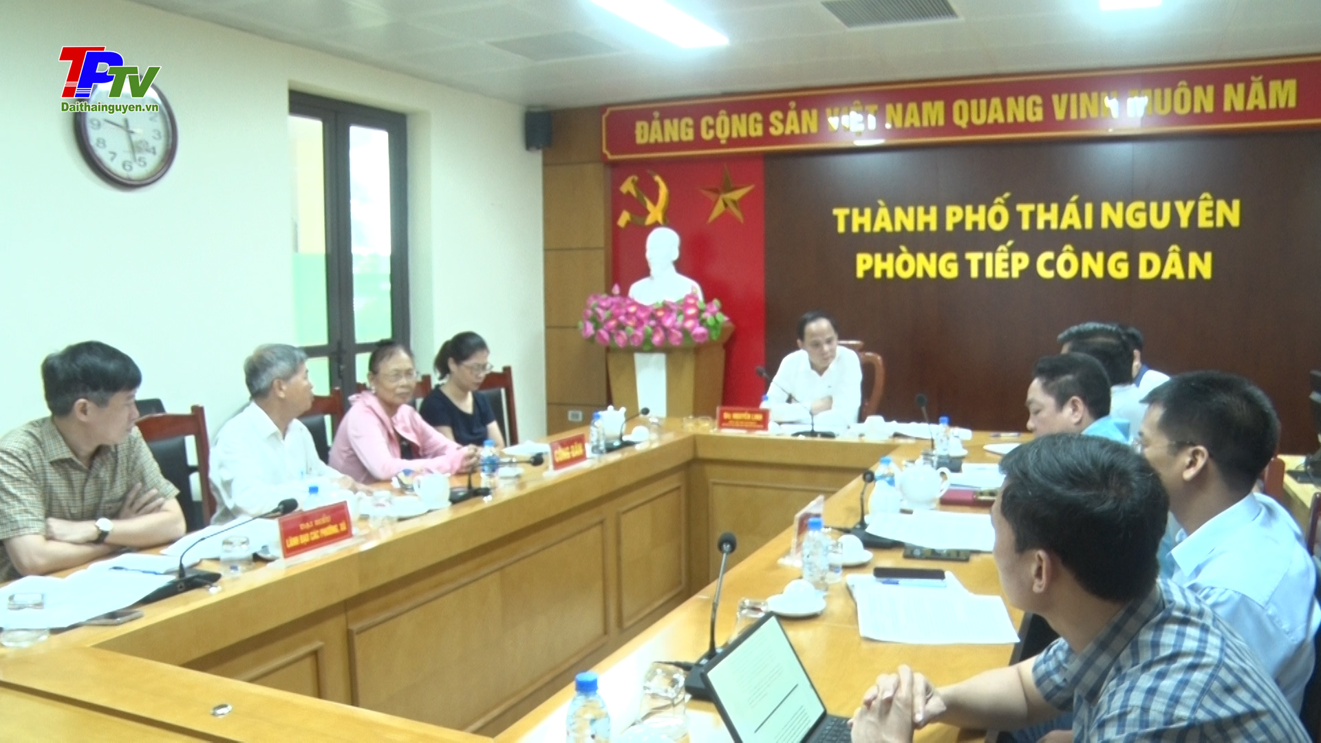 Đồng chí Chủ tịch UBND thành phố Thái Nguyên tiếp công dân Trí Thị Tám.