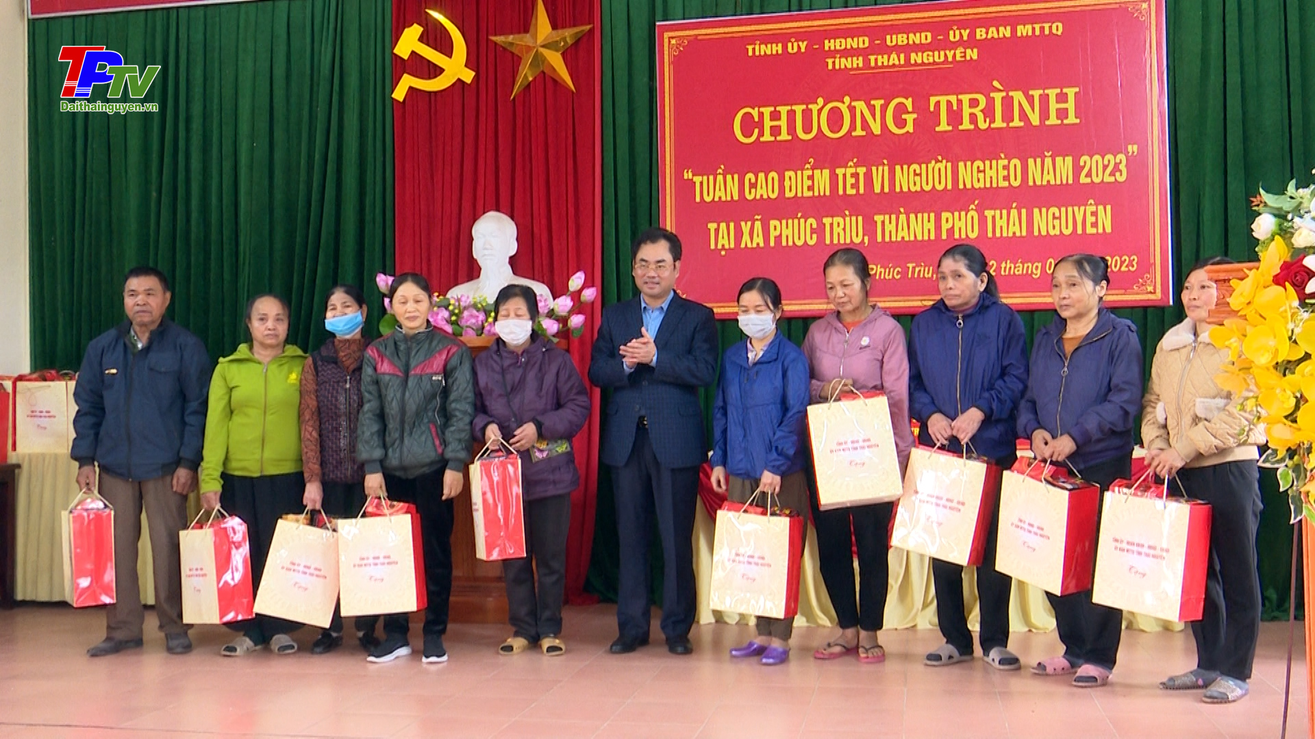 Đồng chí Chủ tịch UBND tỉnh tặng quà hộ nghèo tại xã Phúc Trìu, thành phố Thái Nguyên.