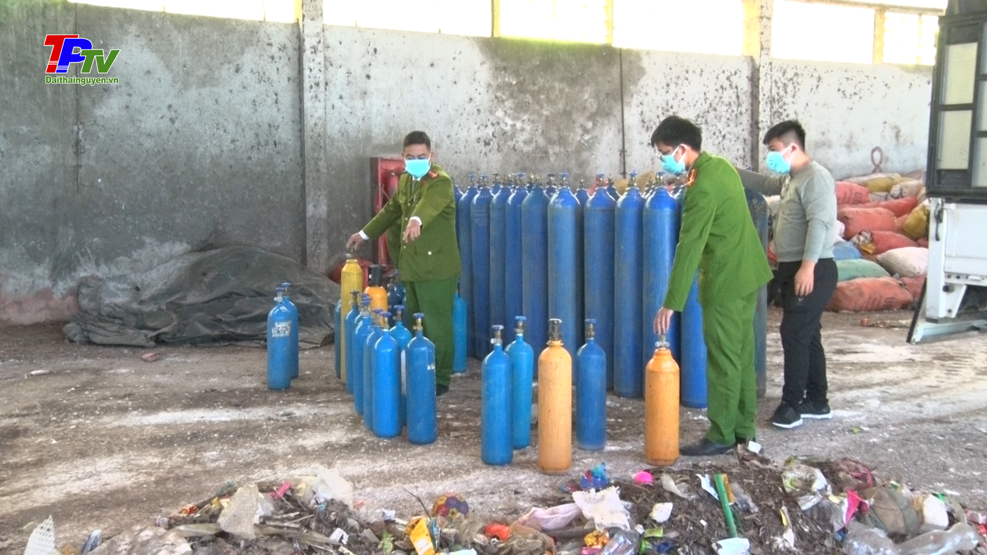 Công an thành phố Thái Nguyên: Tiêu hủy nhiều bình khí N2O 