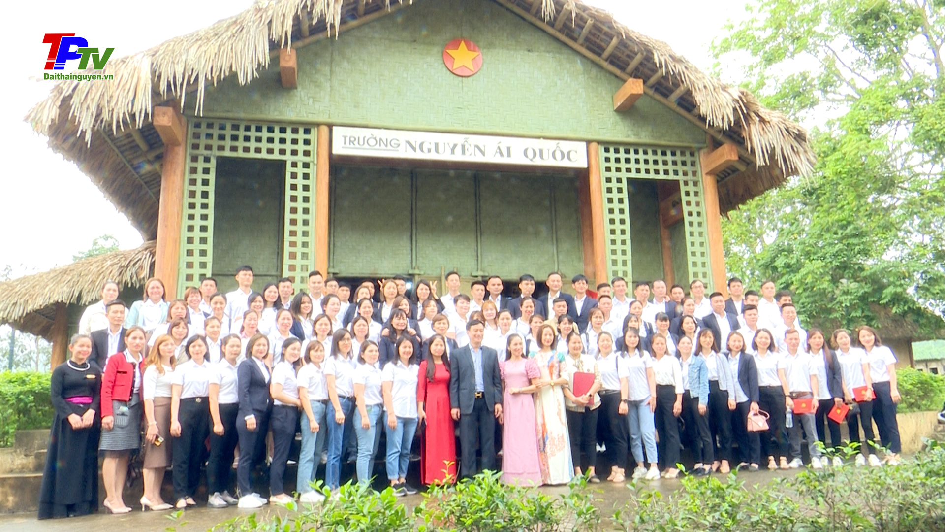 Bế giảng lớp bồi dưỡng nhận thức Đảng cho gần 100 công nhân, người lao động Đảng bộ Công ty Cổ phần Đầu tư và Thương mại TNG.