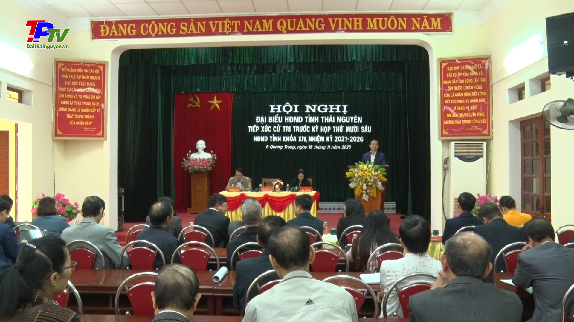 Đồng chí Chủ tịch HĐND tỉnh tiếp xúc với cử tri phường Quang Trung, thành phố Thái Nguyên.