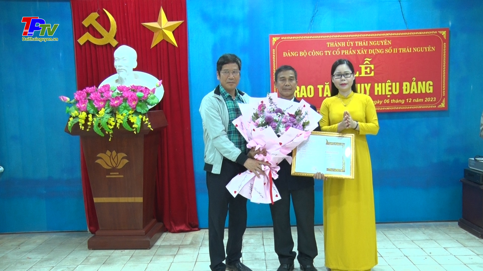 Đảng bộ Công ty Cổ phần Xây dựng số II Thái Nguyên trao Huy hiệu Đảng đợt 7/11.