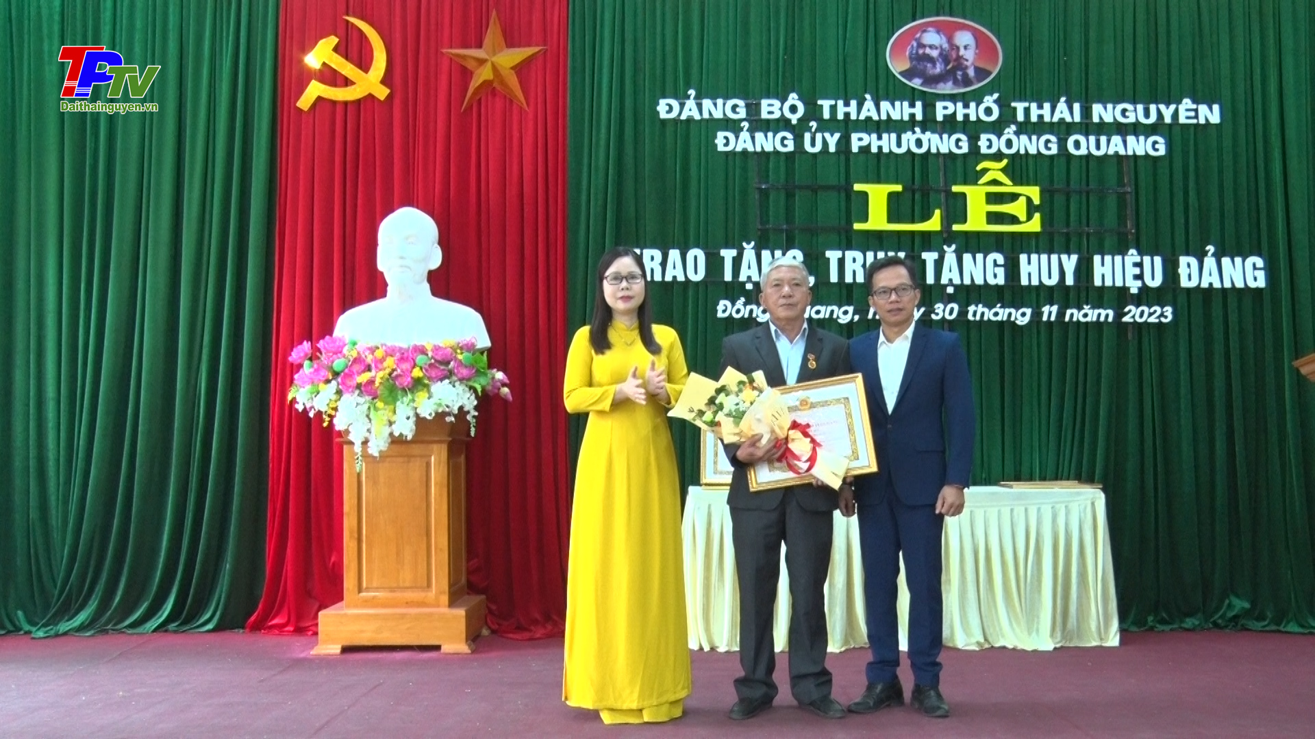 Đảng bộ phường Đồng Quang trao Huy hiệu Đảng đợt 7/11