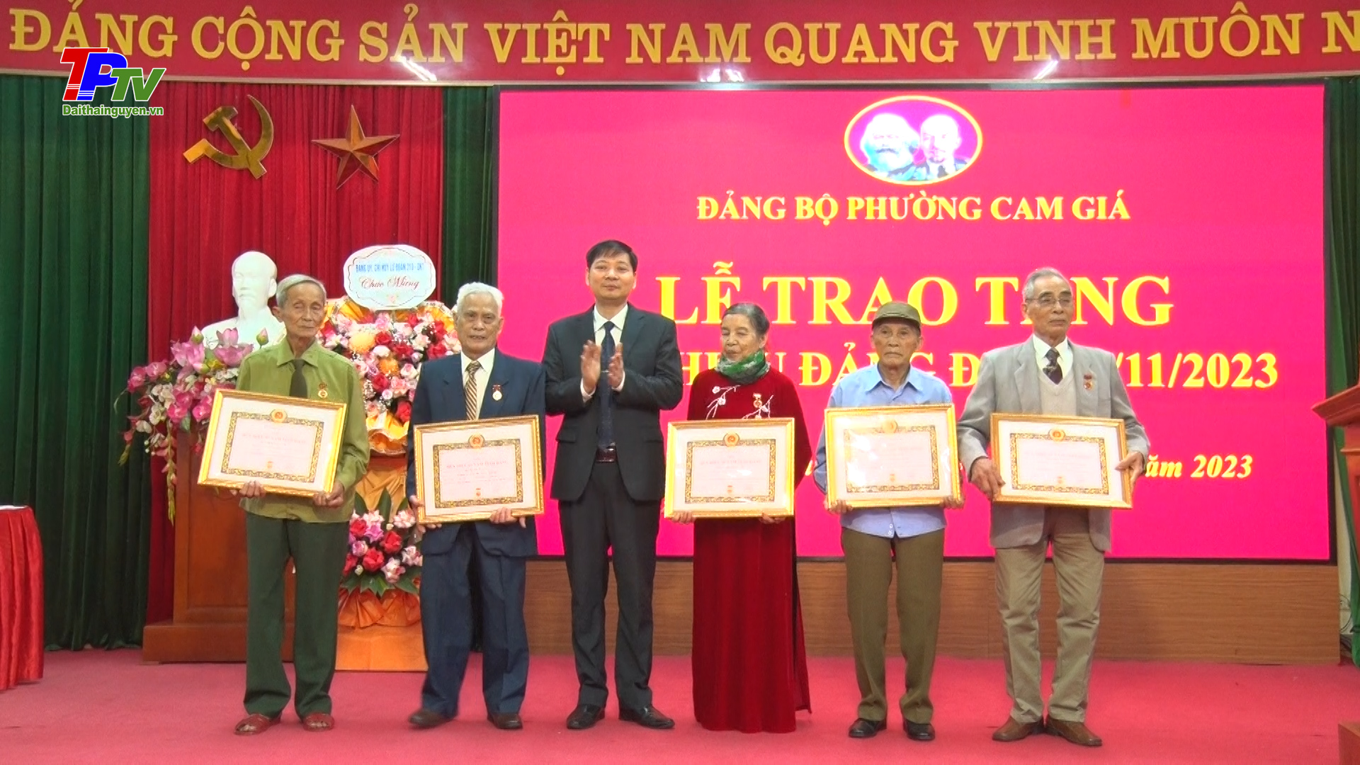 Đảng bộ phường Cam Giá trao tặng Huy hiệu Đảng đợt 07/11.