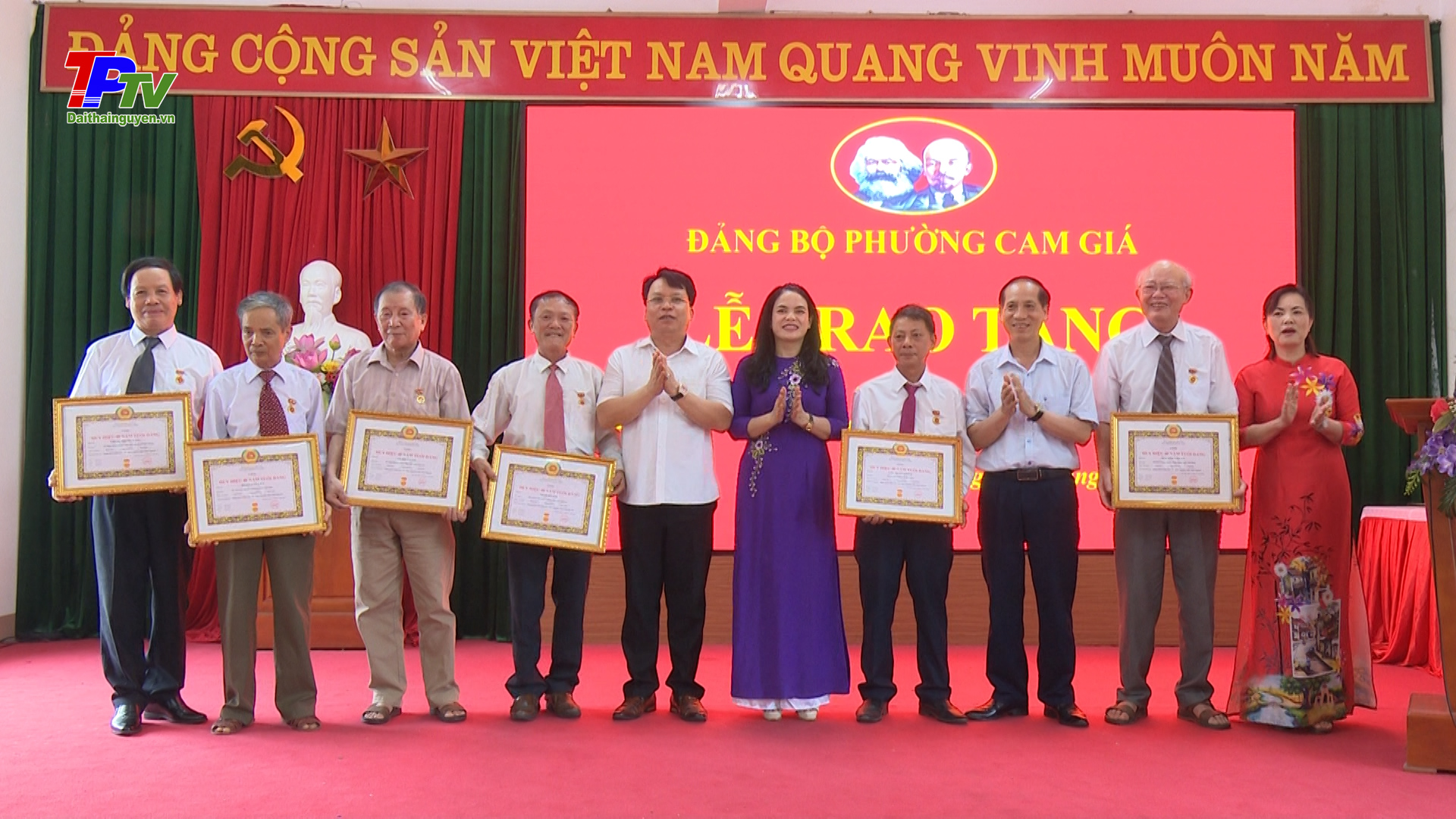 Đảng ủy phường Cam Giá trao tặng Huy hiệu Đảng đợt 19/5.