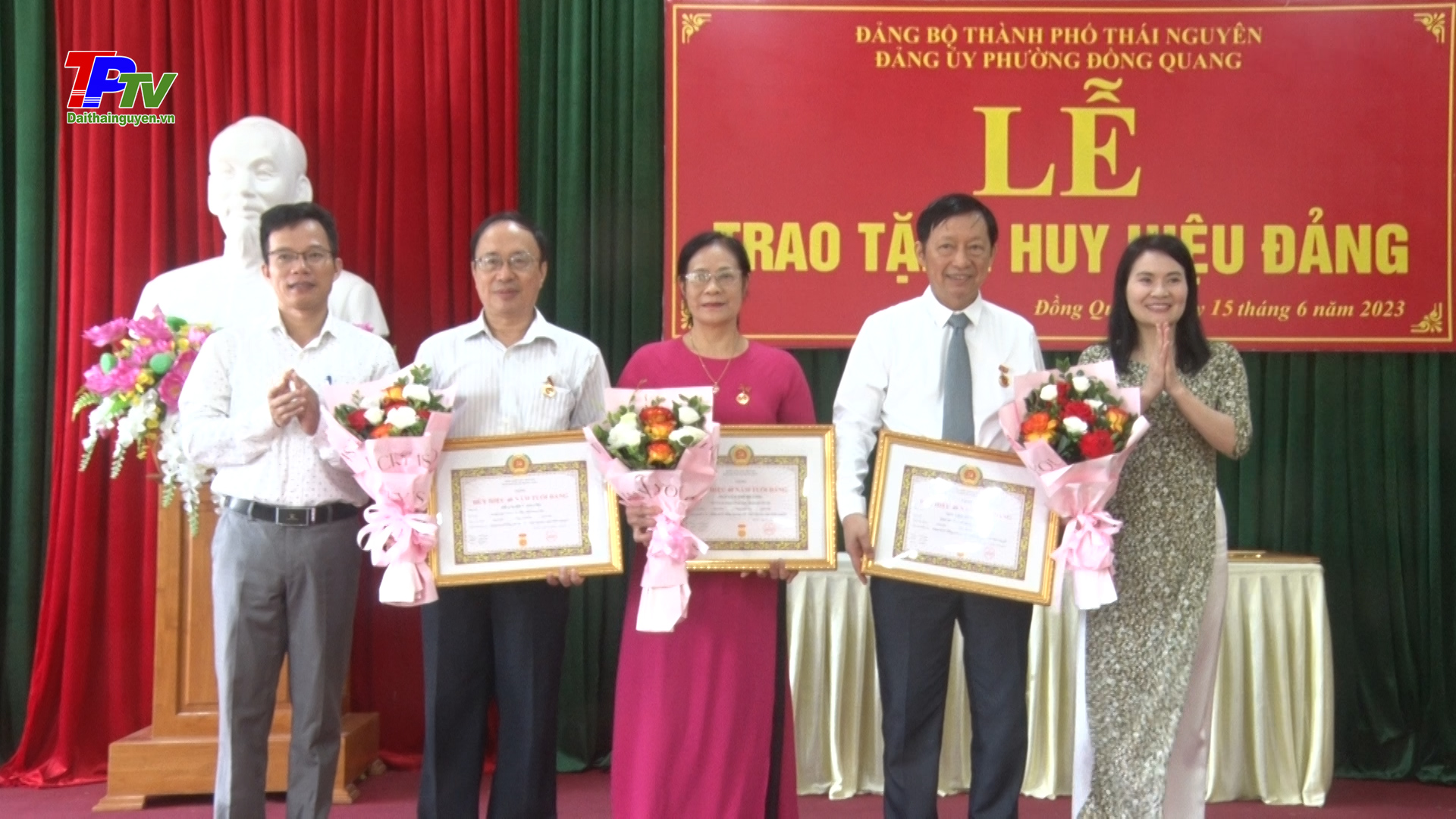 Đảng bộ phường Đồng Quang trao Huy hiệu Đảng đợt 19/05/2023.