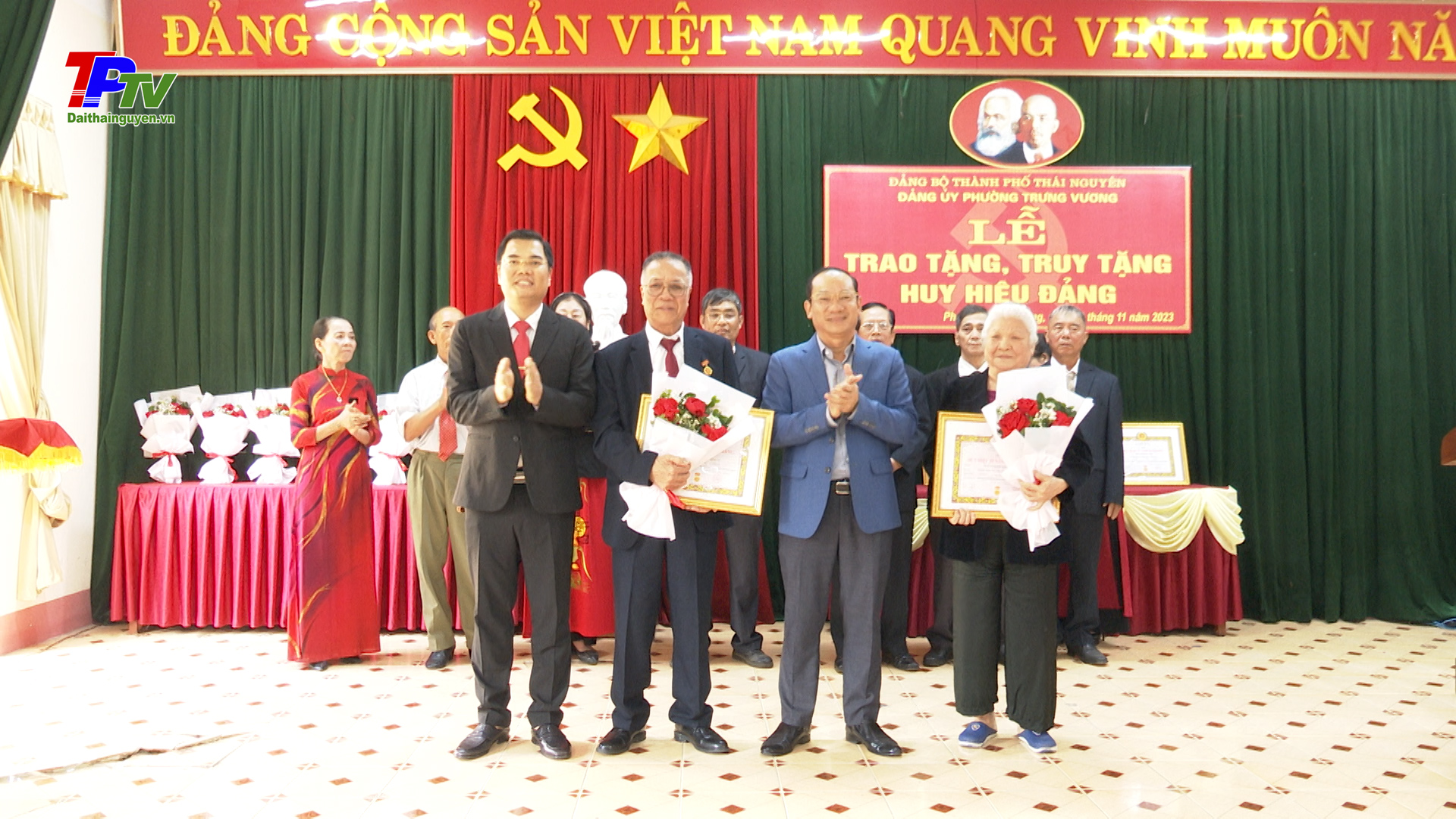 Đảng bộ phường Trưng Vương trao tặng, truy tặng Huy hiệu Đảng đợt 7/11.