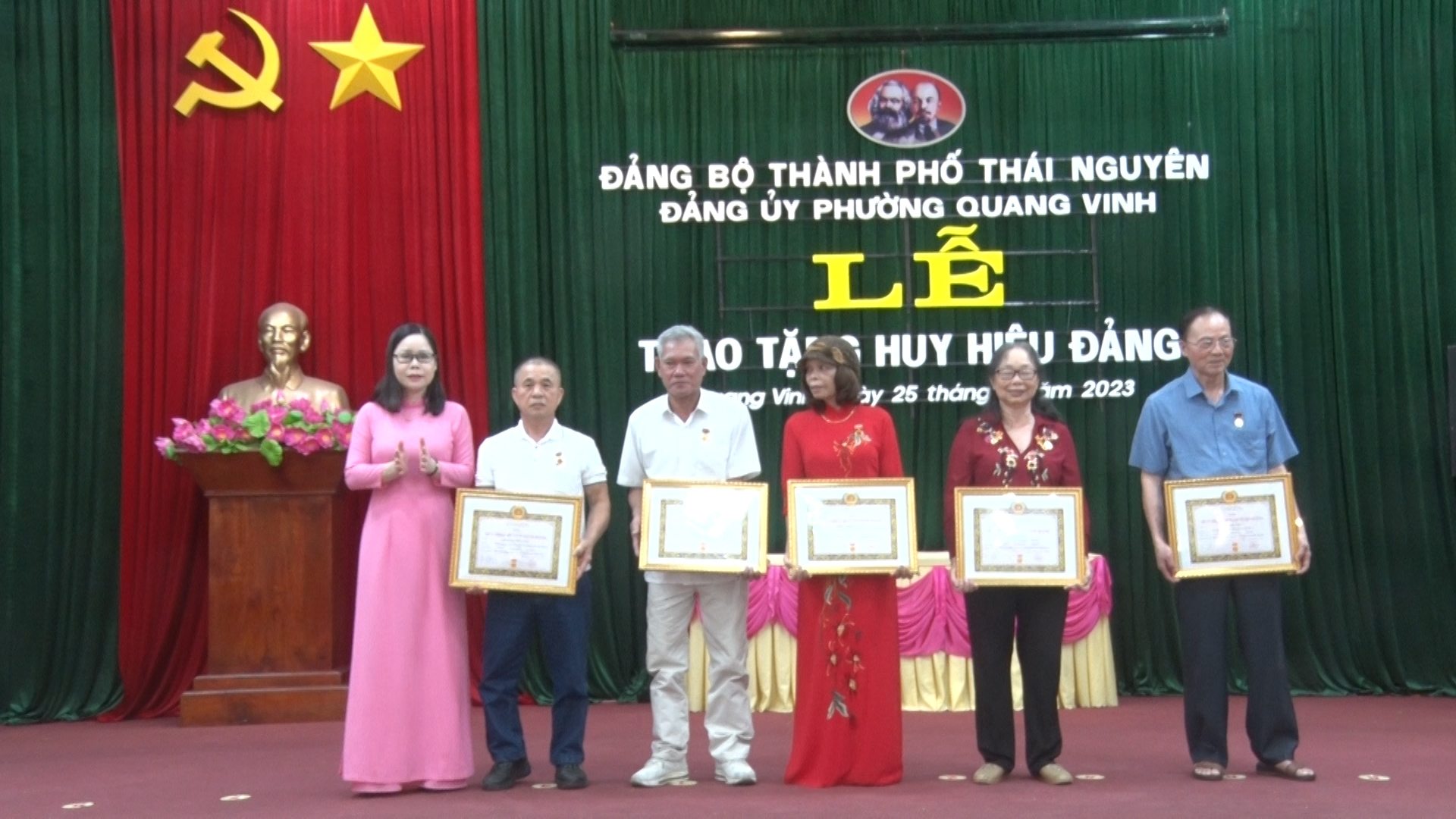 Đảng bộ phường Quang Vinh trao huy hiệu Đảng đợt 19/5/2023.
